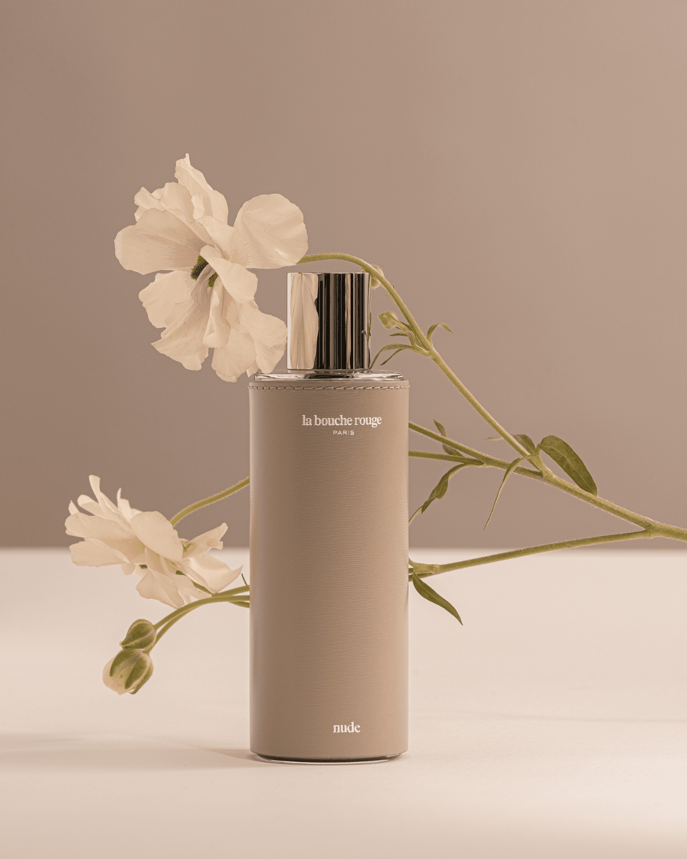 Ensemble de deux parfums Nude de La Bouche Rouge Paris, flacons élégants dans un coffret sophistiqué.