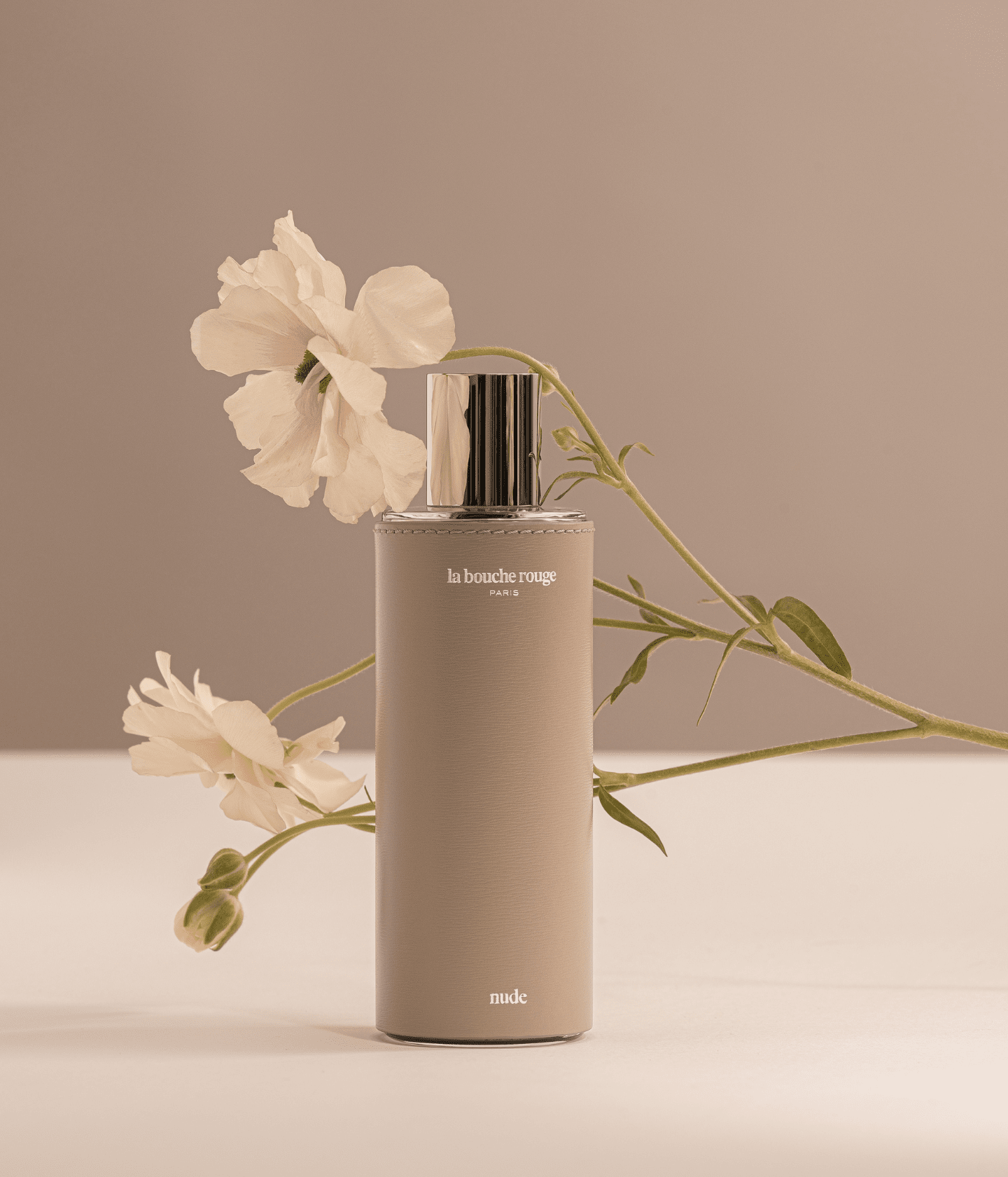 Ensemble de deux parfums Nude de La Bouche Rouge Paris, flacons élégants dans un coffret sophistiqué.