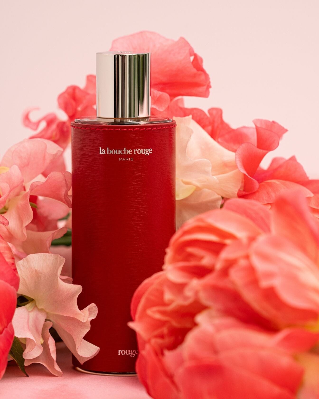 Duo de parfums La Bouche Rouge Paris, rouges, dans des flacons élégants, présenté dans un coffret élégant.