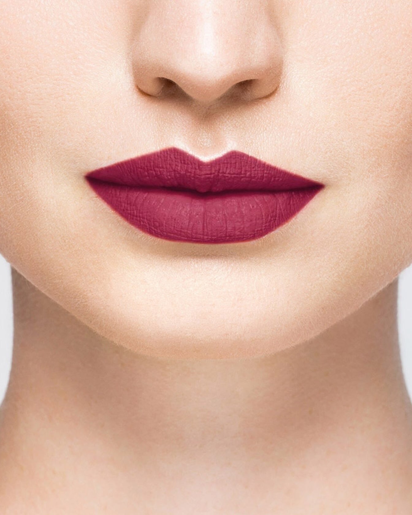 Rouge à lèvres La Bouche Rouge Paris couleur prune, fini mat, texture crémeuse, dans un tube élégant.