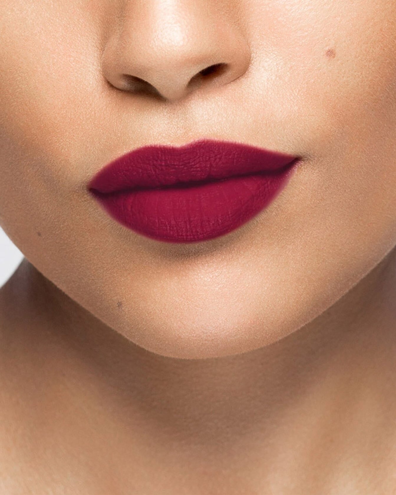 Rouge à lèvres La Bouche Rouge Paris, couleur PlumSkin31, fini satin, présenté dans un étui élégant.