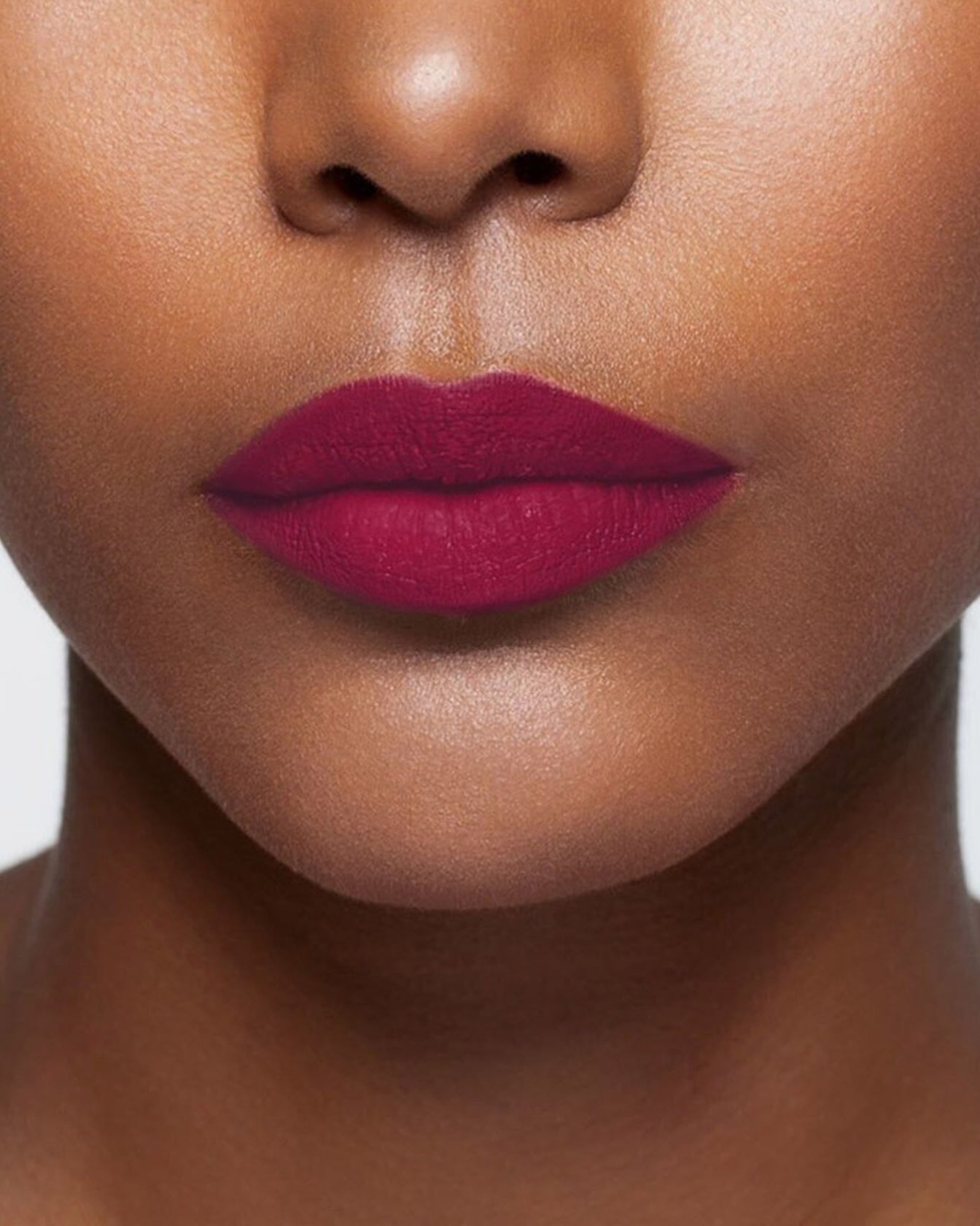Rouge à lèvres La Bouche Rouge Paris couleur prune, fini satiné, porté sur lèvres naturelles, dans un étui élégant.