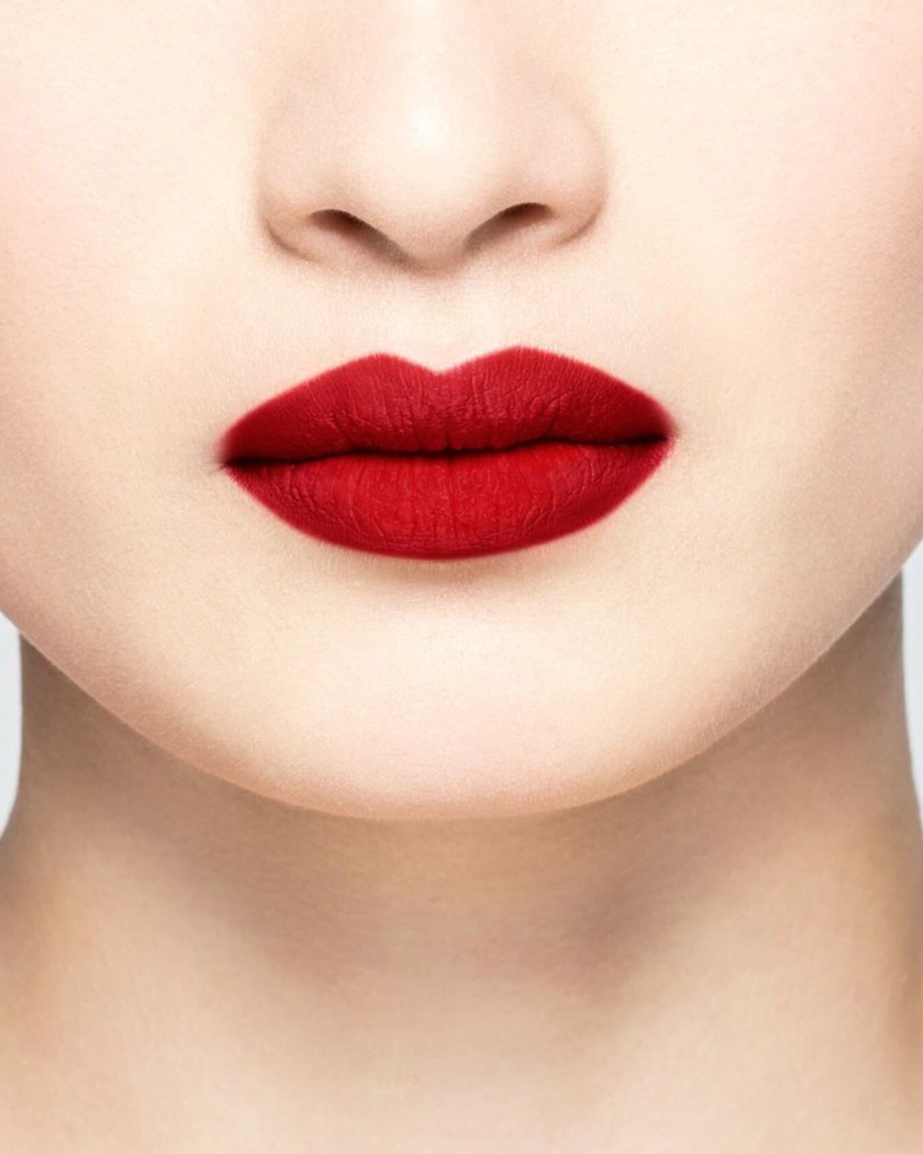 Rouge à lèvres La Bouche Rouge Paris dans une boîte élégante, couleur rouge vif, posé sur une surface claire.