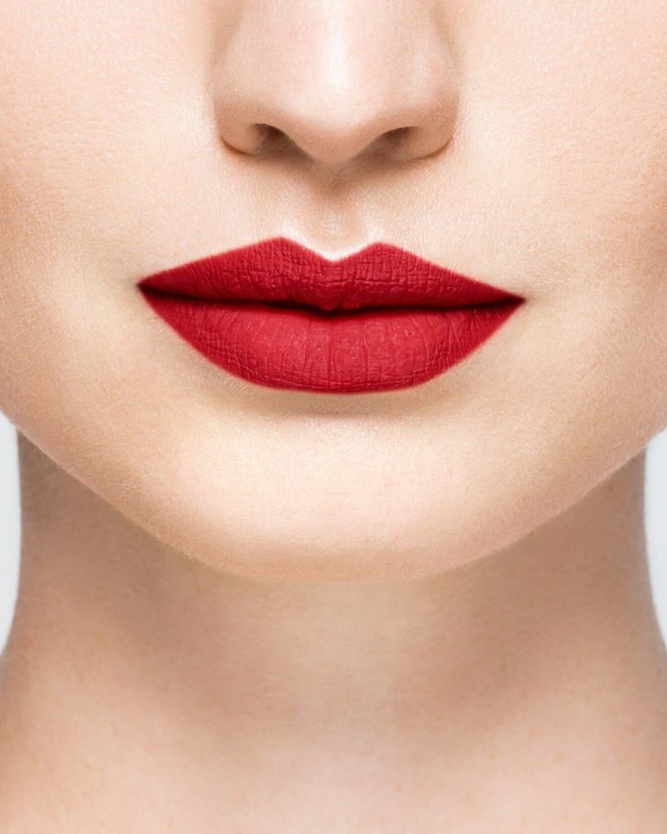 Rouge à lèvres La Bouche Rouge Paris dans une teinte pop art sur fond neutre, mettant en valeur la texture et la couleur du produit.