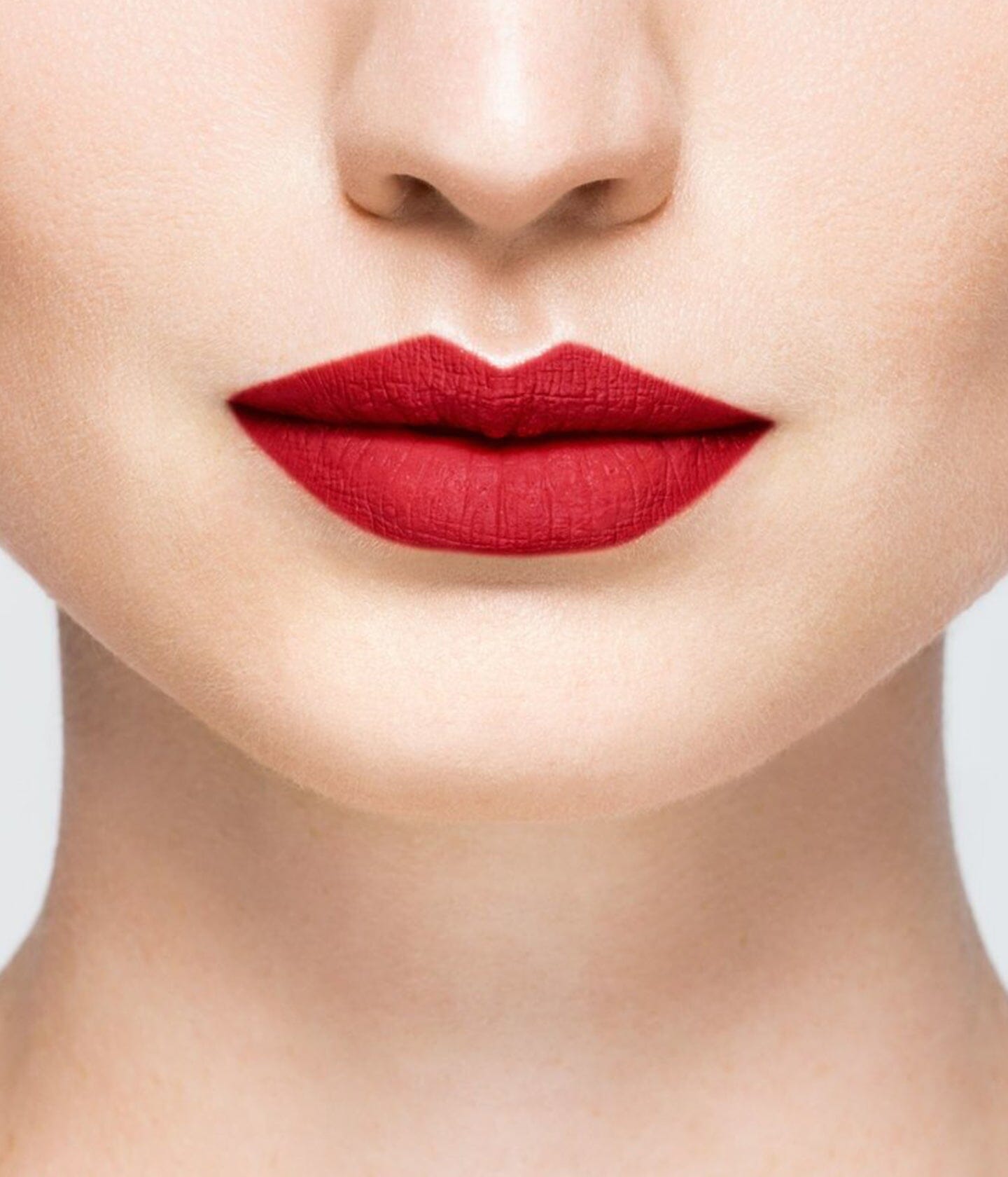 Rouge à lèvres La Bouche Rouge Paris dans une teinte pop art sur fond neutre, mettant en valeur la texture et la couleur du produit.