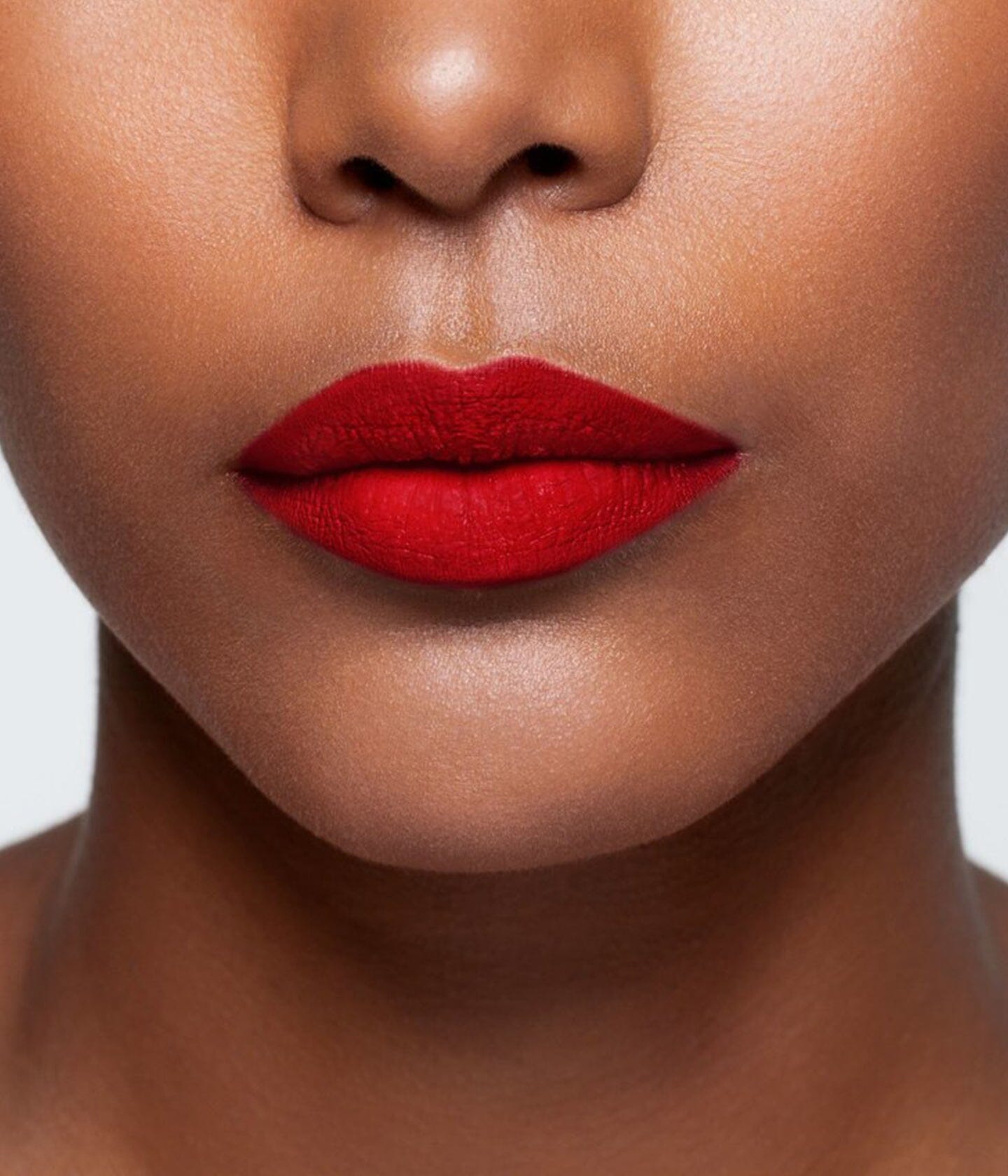 Rouge à lèvres La Bouche Rouge Paris en teinte PopArt-Skin41, tube élégant avec fini mat, visible dans l'image.