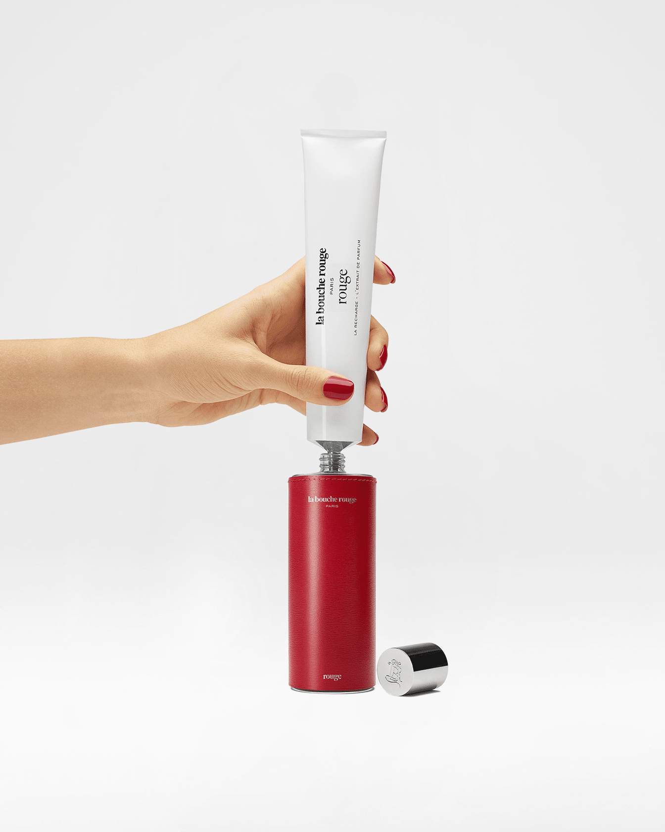 Duo de parfums Rouge de La Bouche Rouge Paris avec flacons rouges élégants et design sophistiqué.