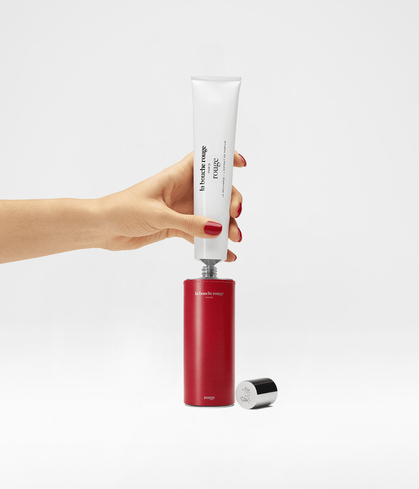 Duo de parfums Rouge de La Bouche Rouge Paris avec flacons rouges élégants et design sophistiqué.