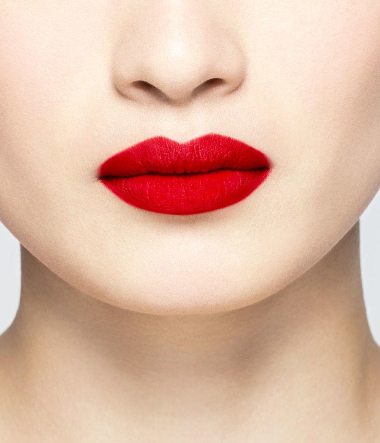 Rouge à lèvres rouge ReaglRed de La Bouche Rouge Paris, tube élégant avec finition matte, ouvert pour révéler la couleur vive.