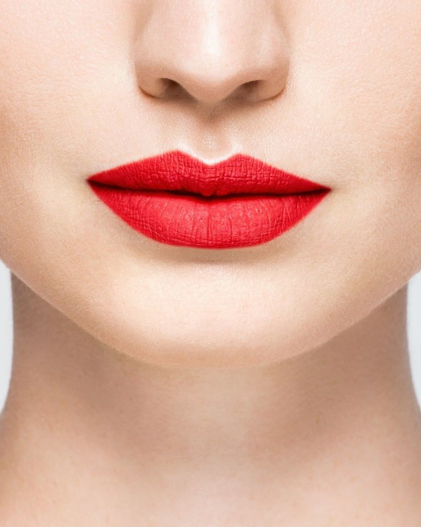 Rouge à lèvres ReaglRed-Skin21 de La Bouche Rouge Paris, fini mat, dans son emballage élégant, couleur rouge vif.