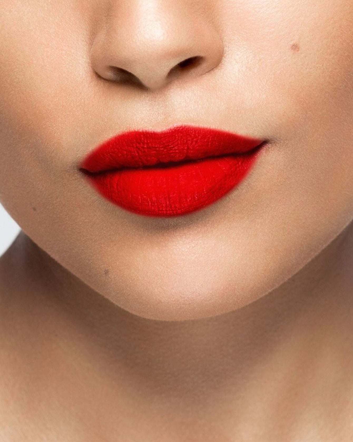 Rouge à lèvres ReaglRed de La Bouche Rouge Paris, finition satinée, dans un tube élégant, visible en image.