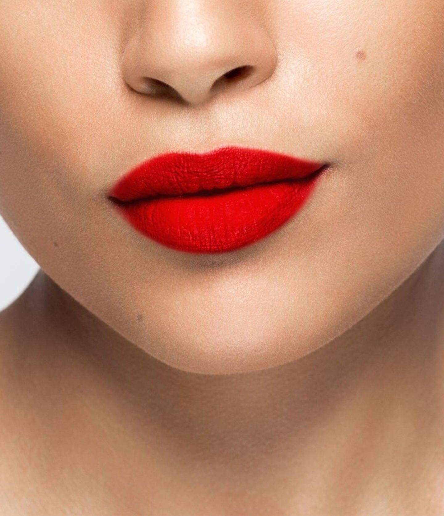 Rouge à lèvres ReaglRed de La Bouche Rouge Paris, finition satinée, dans un tube élégant, visible en image.