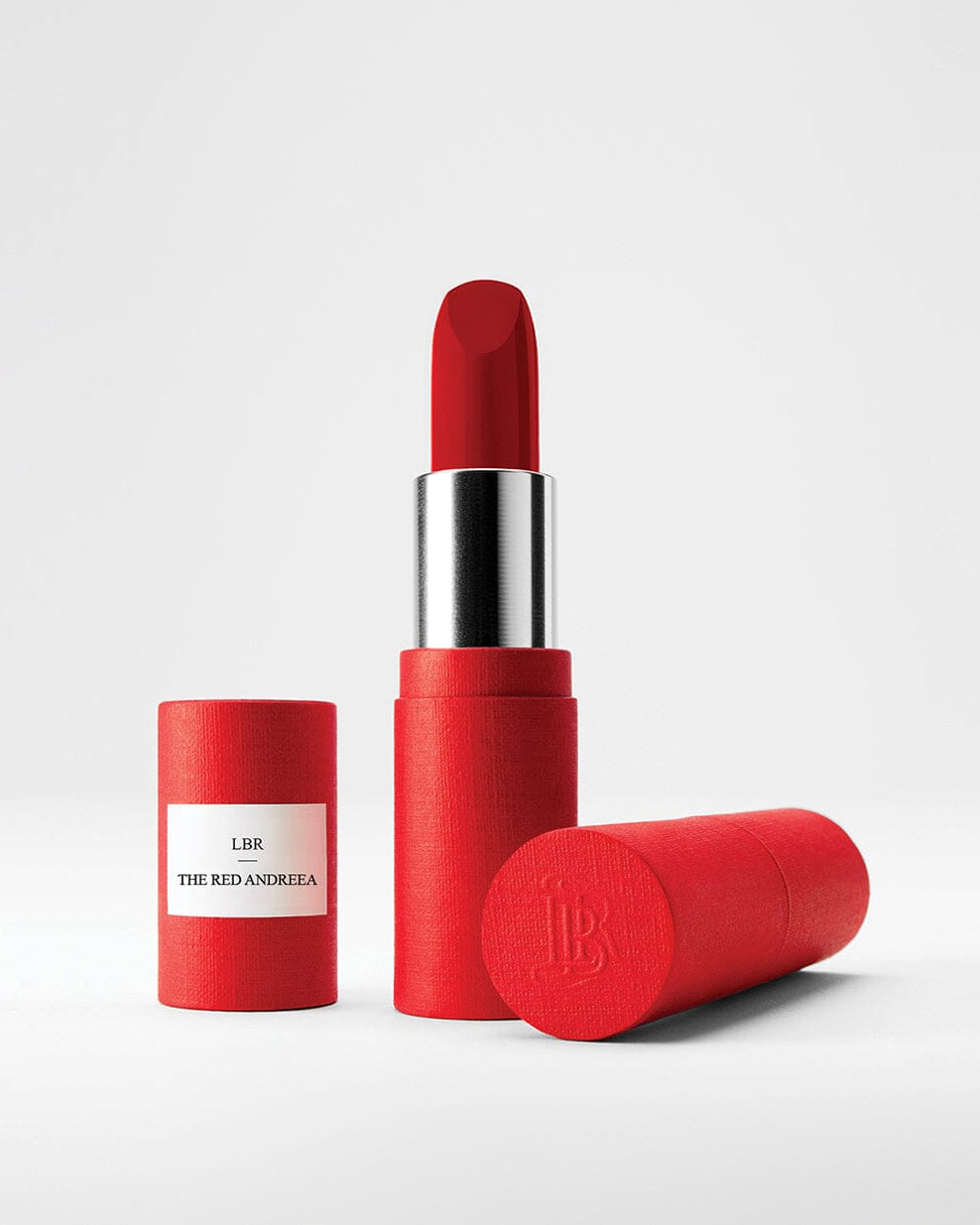 Rouge à lèvres rouge La Bouche Rouge Paris, application élégante sur lèvres, style sophistiqué pour un maquillage tendance.