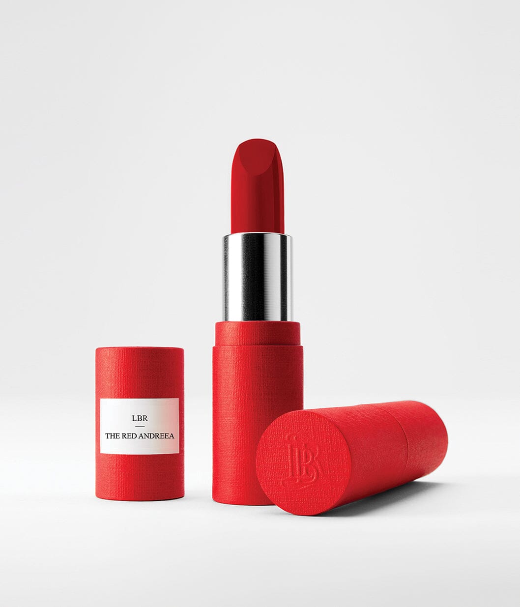 Rouge à lèvres rouge La Bouche Rouge Paris, application élégante sur lèvres, style sophistiqué pour un maquillage tendance.