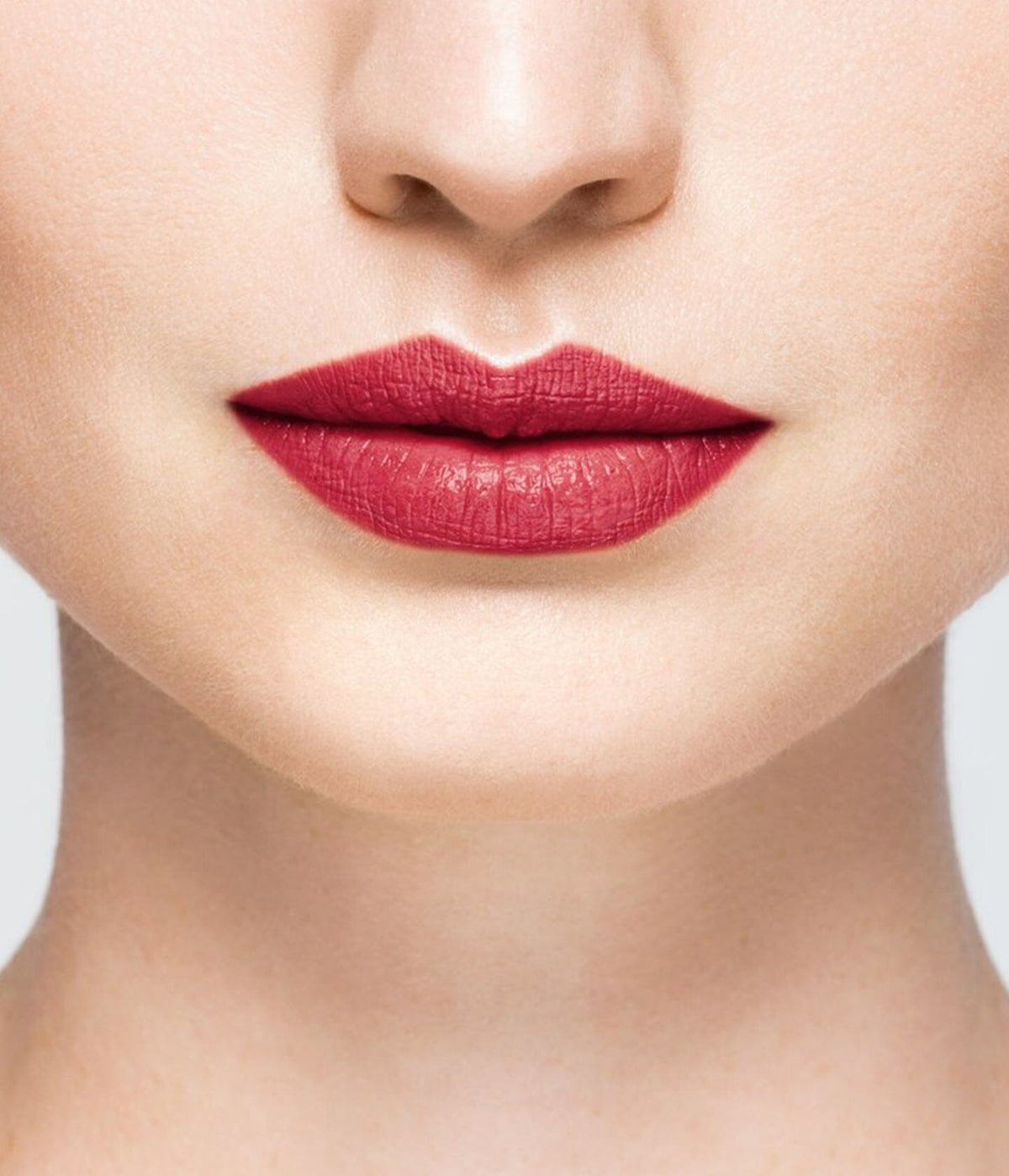 Rouge à lèvres La Bouche Rouge Paris Anja, teinte nude rosé, appliqué sur les lèvres, élégant emballage noir en arrière-plan.