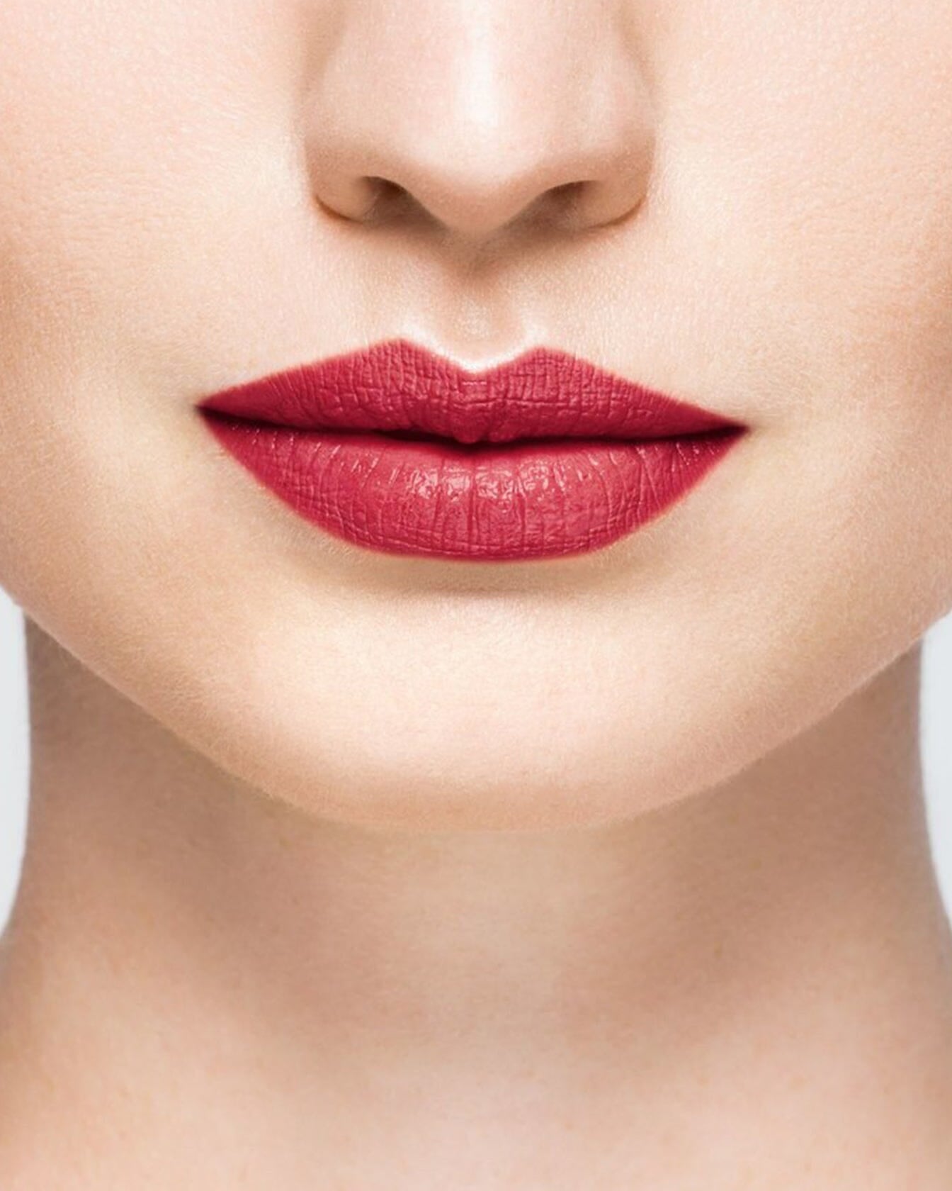 Rouge à lèvres La Bouche Rouge Paris Anja, teinte nude rosé, appliqué sur les lèvres, élégant emballage noir en arrière-plan.