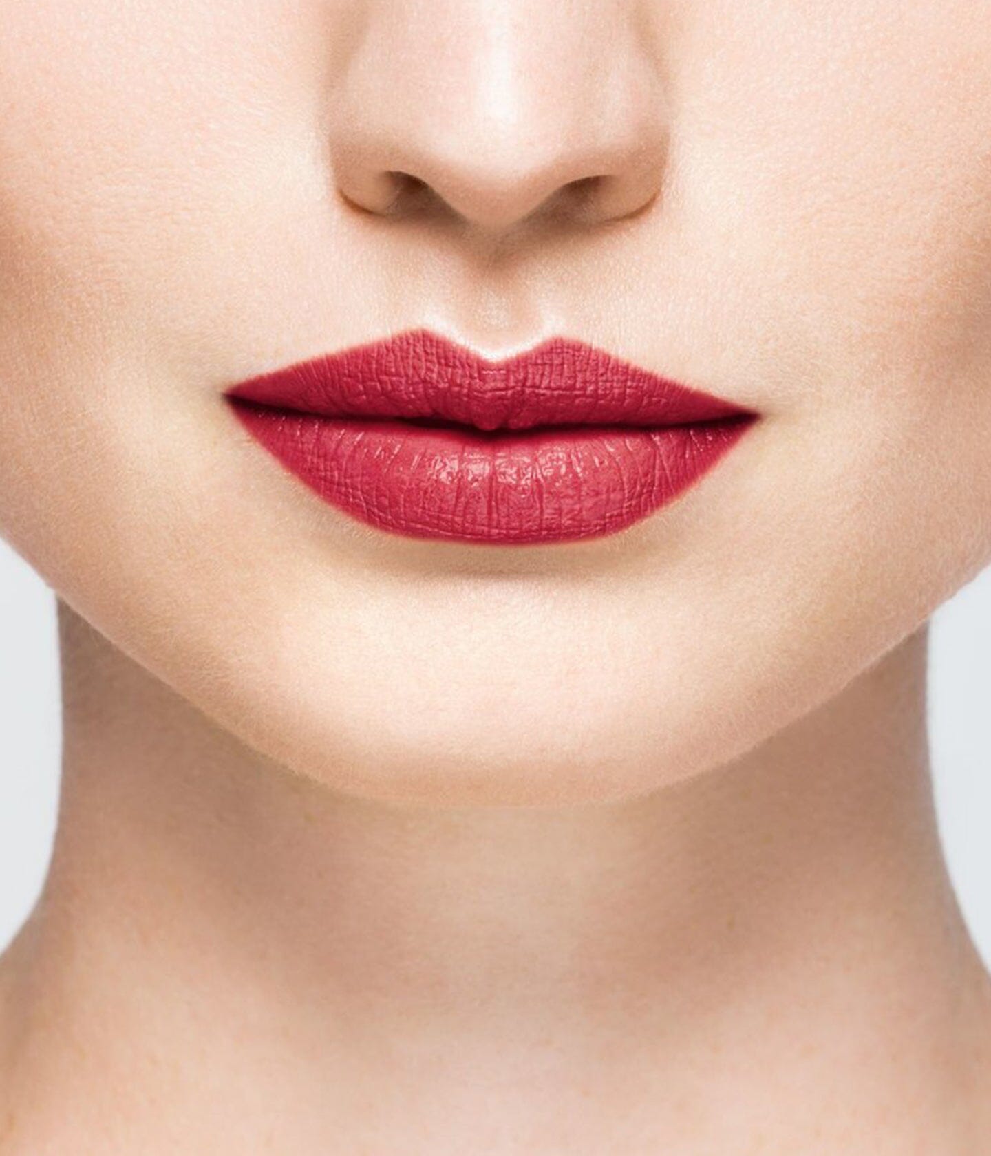 Rouge à lèvres La Bouche Rouge Paris Anja, teinte nude rosé, appliqué sur les lèvres, élégant emballage noir en arrière-plan.