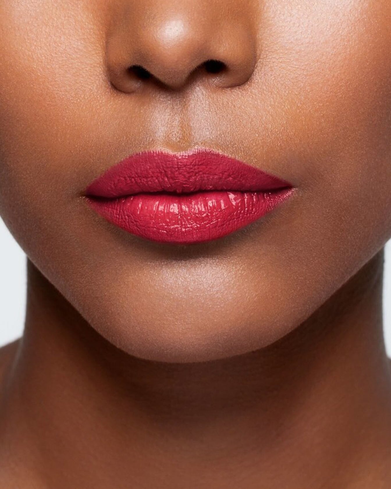 Rouge à lèvres La Bouche Rouge Paris Anja, teinte nude rose, en tube élégant, visible avec texture soyeuse et fini mat.