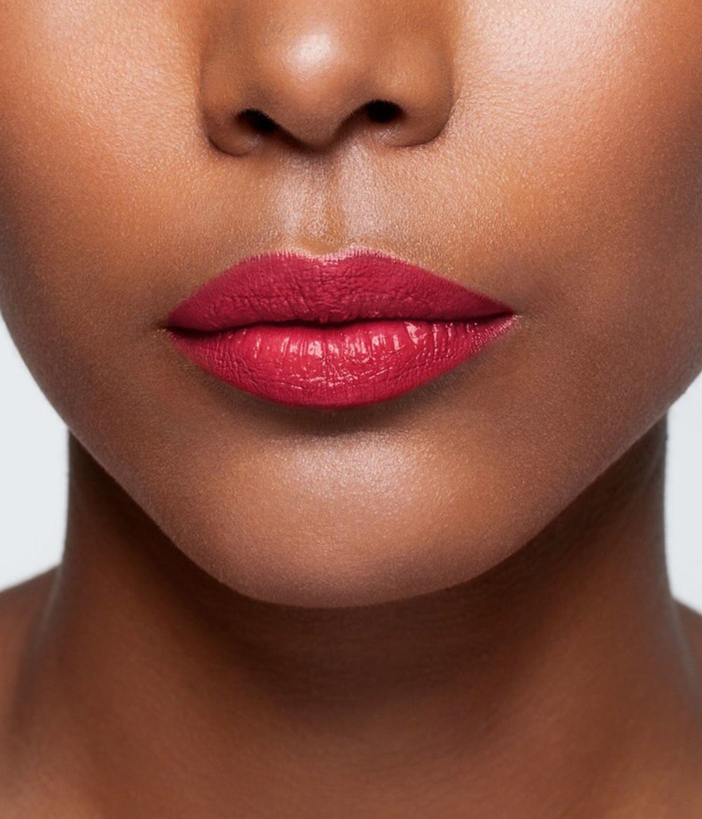 Rouge à lèvres La Bouche Rouge Paris Anja, teinte nude rose, en tube élégant, visible avec texture soyeuse et fini mat.