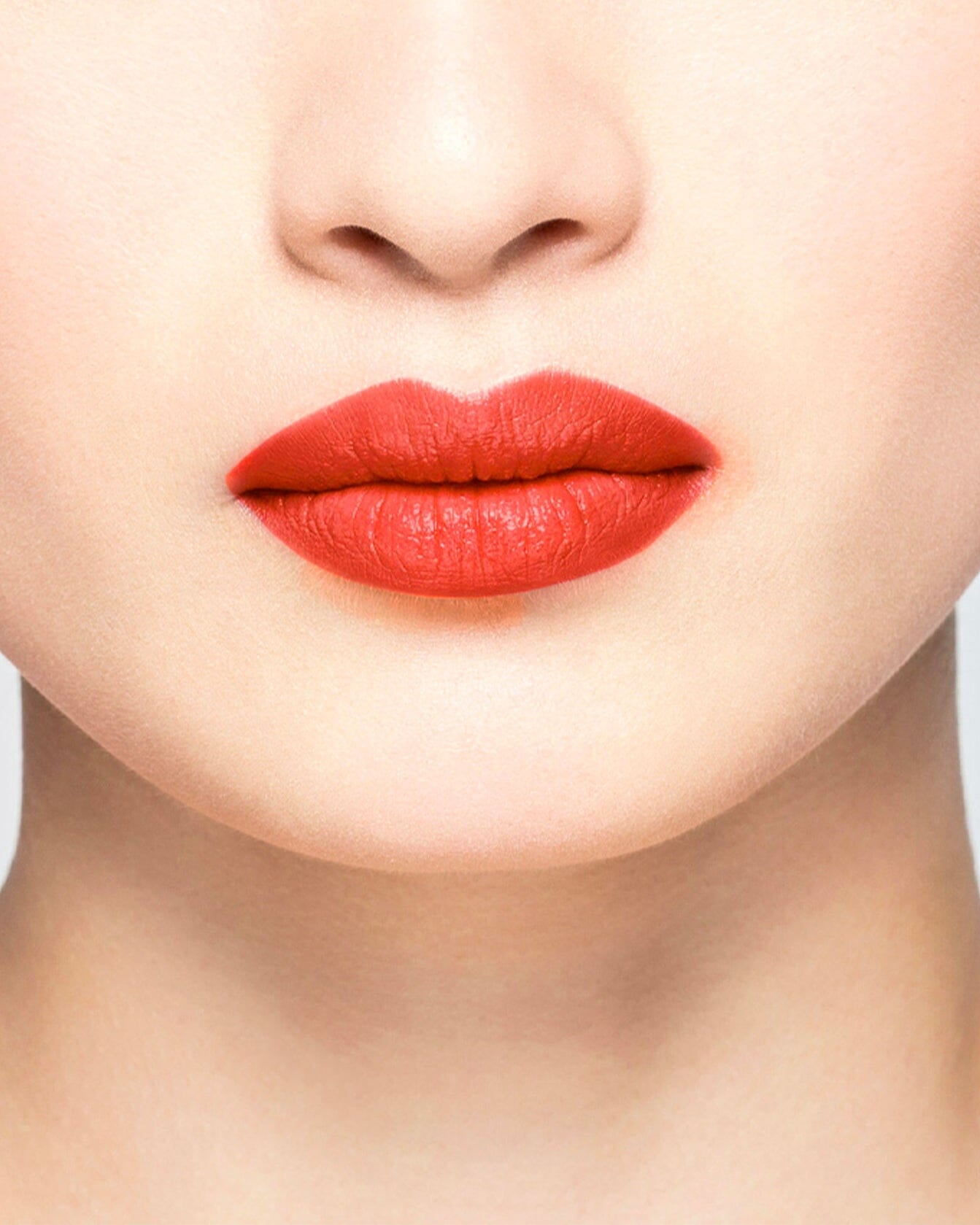 Rouge à lèvres La Bouche Rouge Paris Elsa en teinte nude, appliqué sur les lèvres, avec packaging élégant.