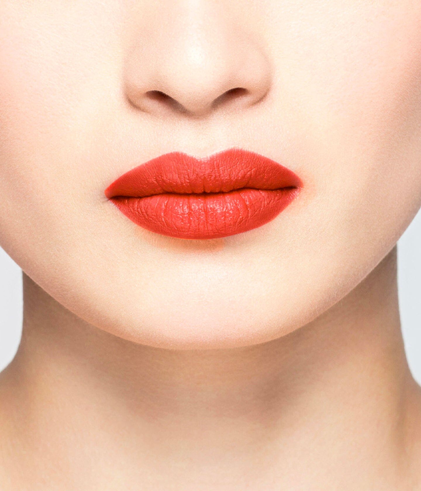 Rouge à lèvres La Bouche Rouge Paris Elsa en teinte nude, appliqué sur les lèvres, avec packaging élégant.