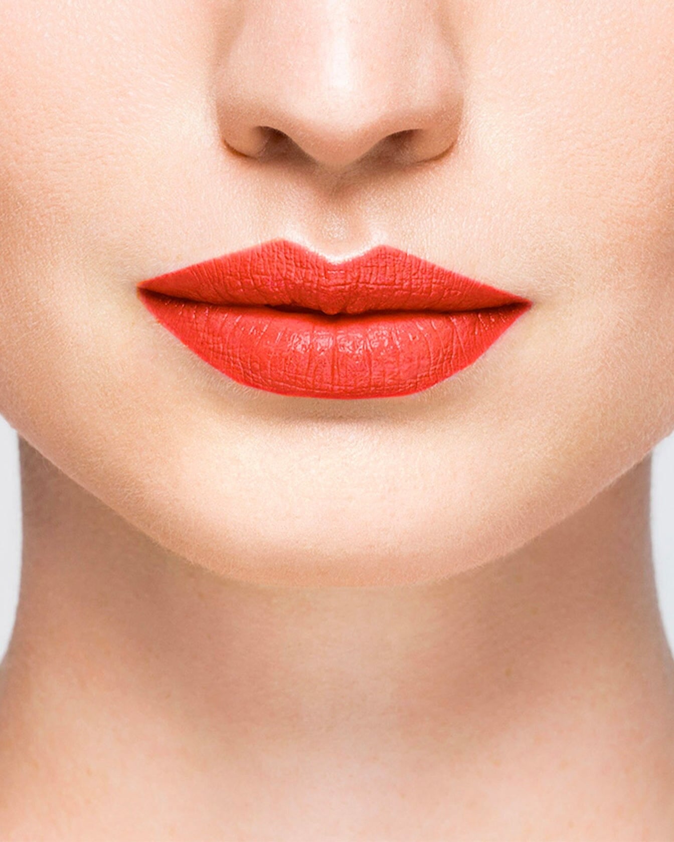 Rouge à lèvres La Bouche Rouge Paris Elsa, fini naturel, en tube élégant, mettant en valeur la couleur et la texture du produit.
