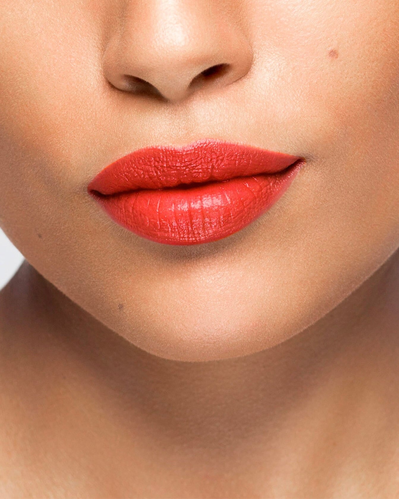 Rouge à lèvres La Bouche Rouge Paris, teinte Elsa, appliqué sur des lèvres nude, texture crémeuse et élégante.
