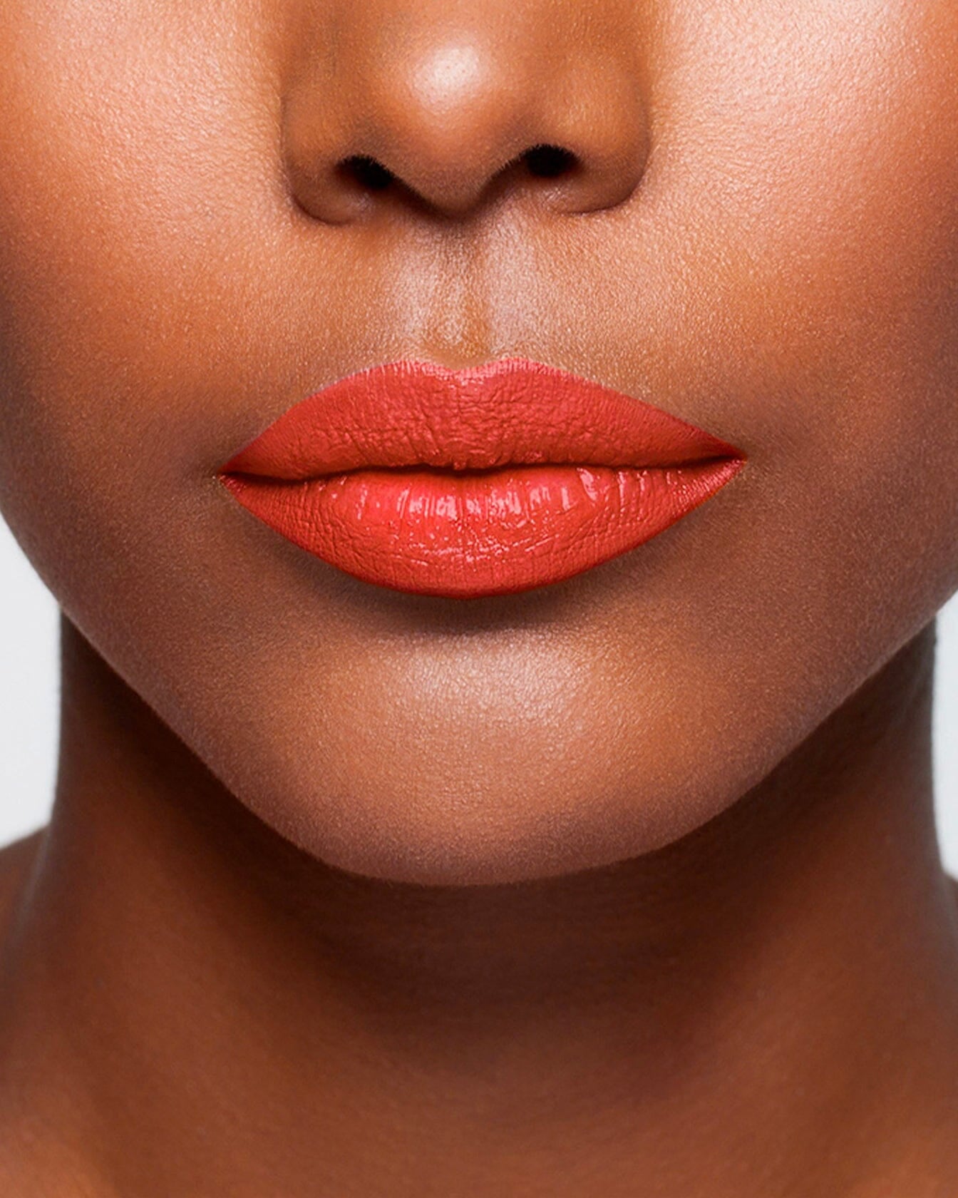 Rouge à lèvres La Bouche Rouge Paris, teinte Elsa, avec fini brillant dans un tube élégant.