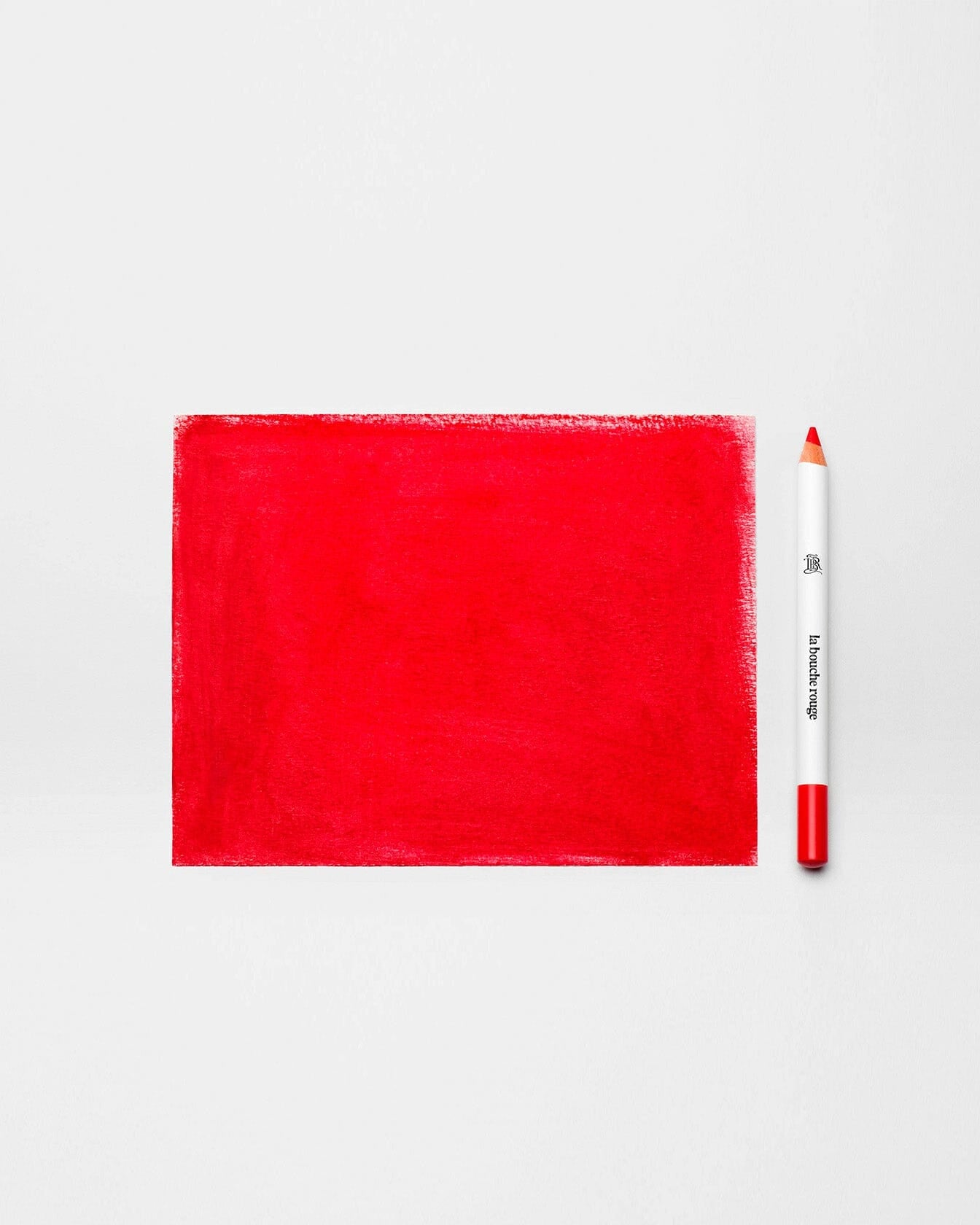 Crayon à lèvres orange de La Bouche Rouge Paris, stylo à lèvres avec mine fine pour une application précise.