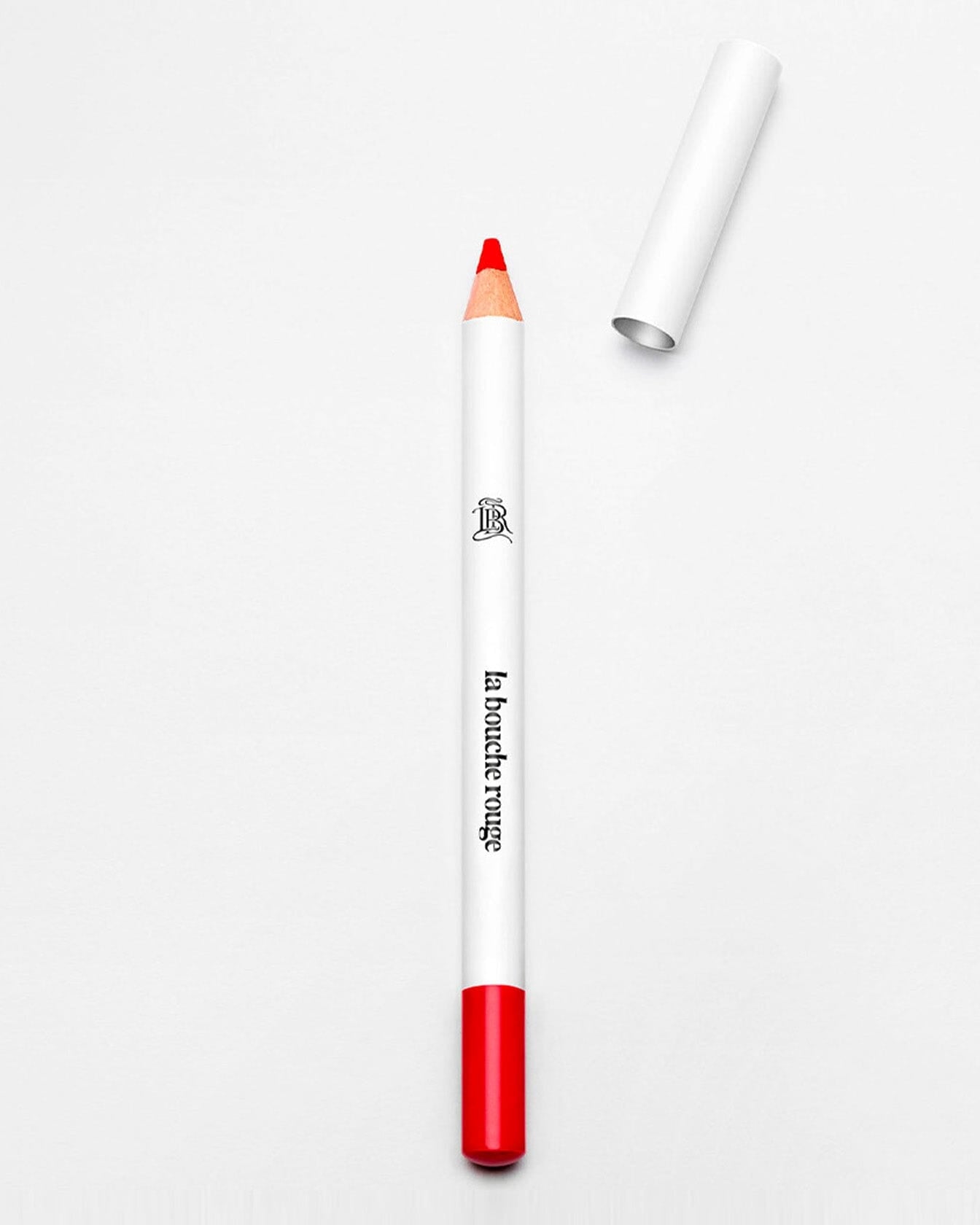 Crayon à lèvres orange La Bouche Rouge Paris, crayon lèvres avec mine fine et packaging élégant visible en gros plan.