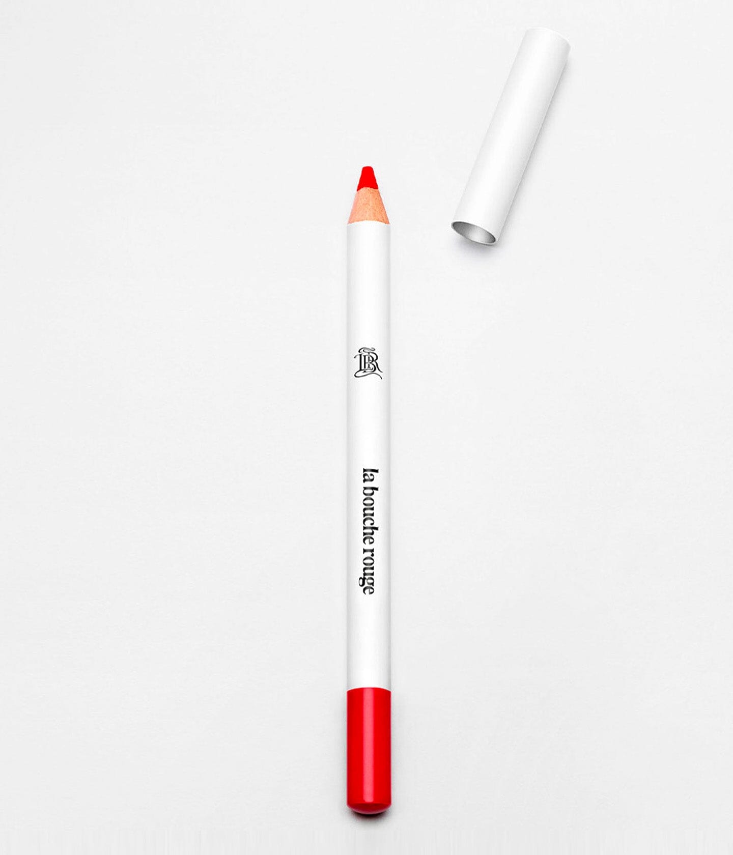 Crayon à lèvres orange La Bouche Rouge Paris, crayon lèvres avec mine fine et packaging élégant visible en gros plan.