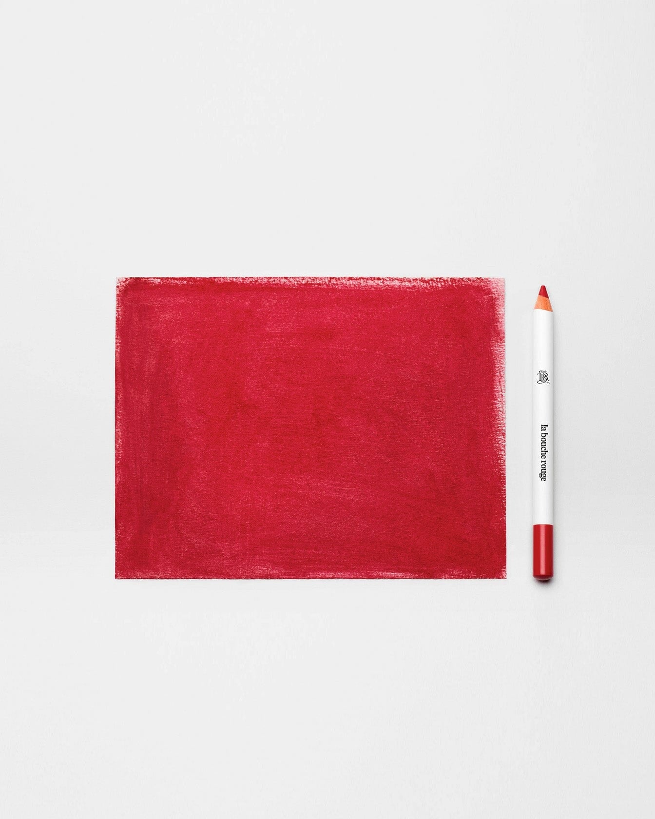 Crayon à lèvres rouge La Bouche Rouge Paris, crayon lèvres élégant avec mine précise, prêt à définir la bouche.