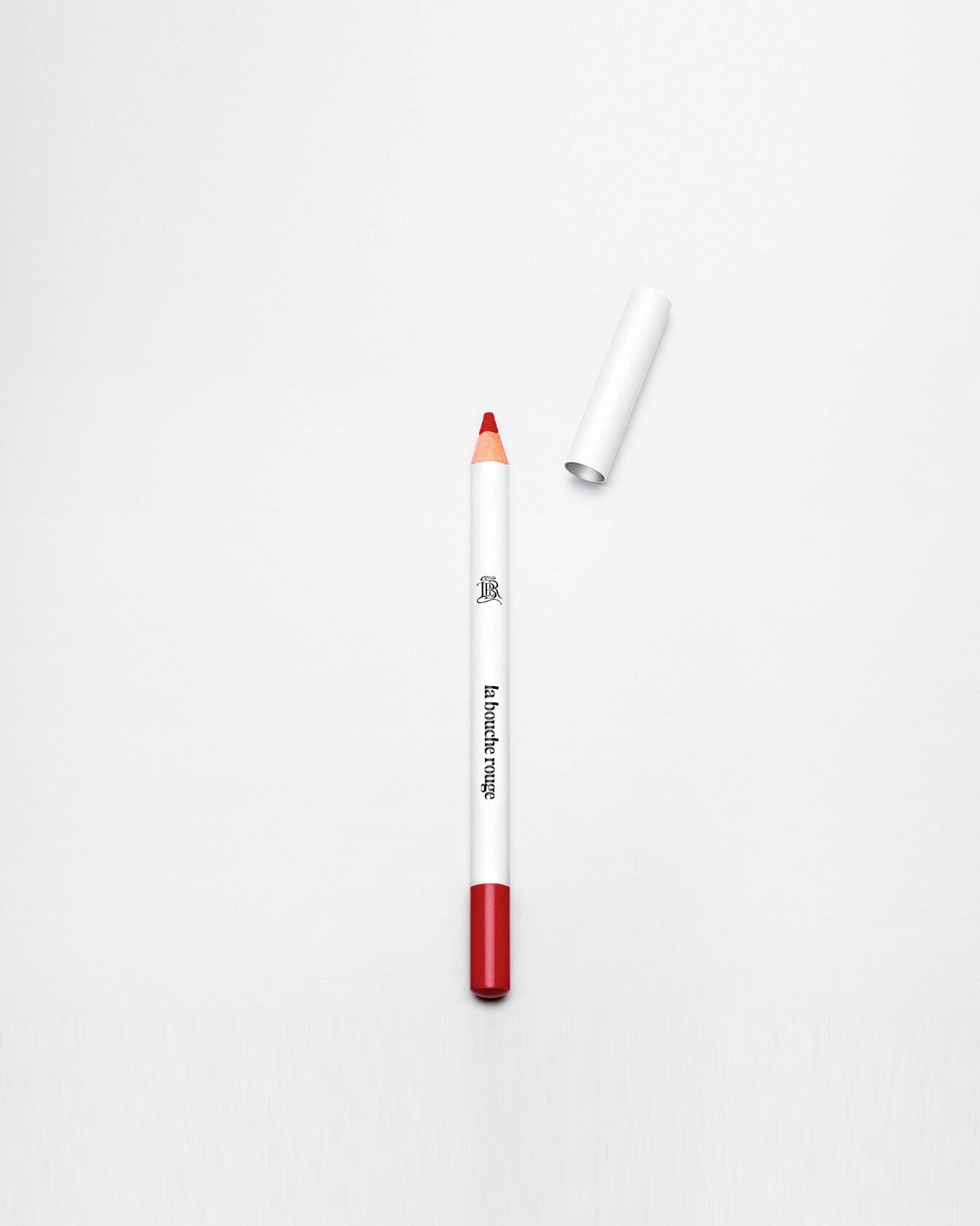 Crayon à lèvres La Bouche Rouge Paris, crayon lèvres rouge avec packaging élégant et pointe précise.