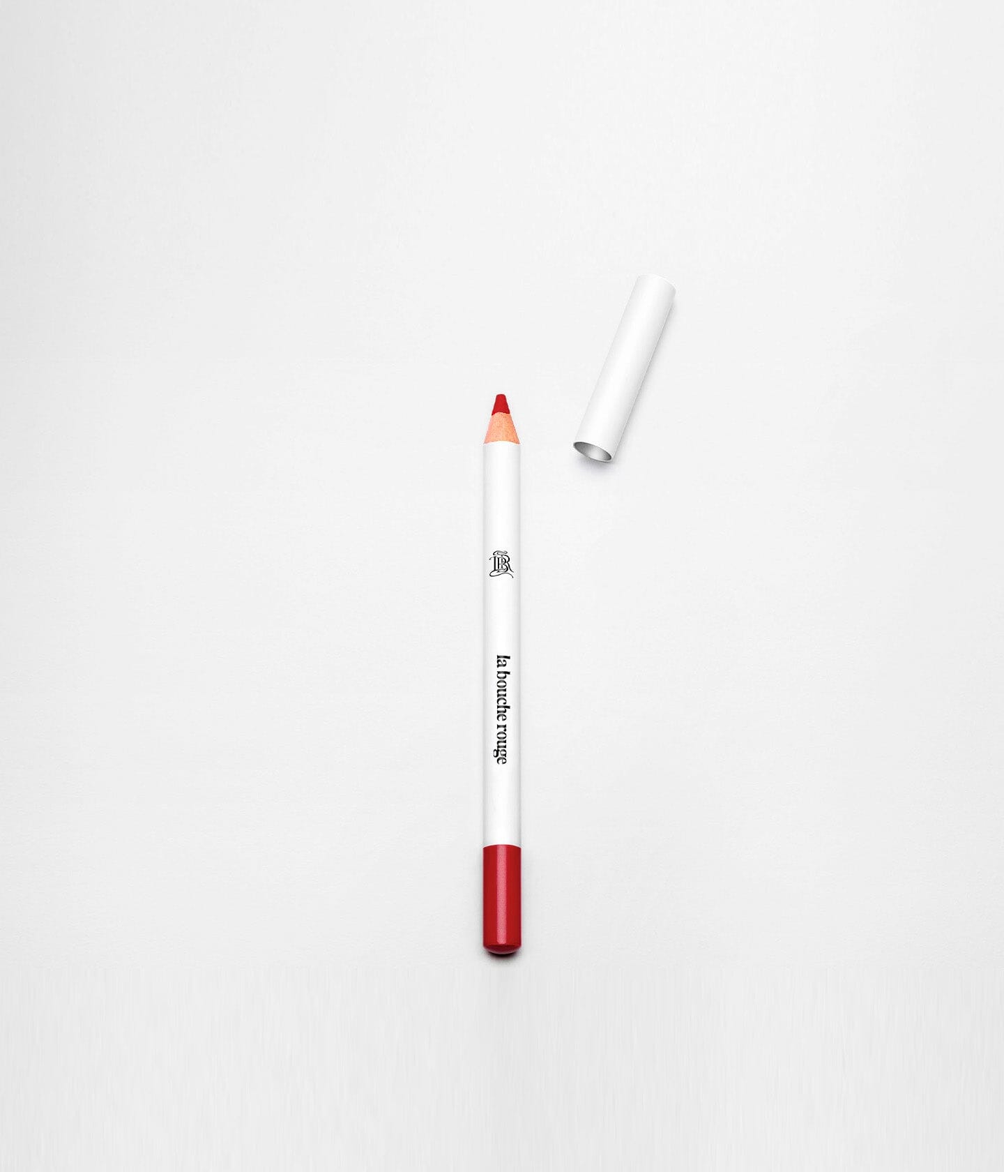 Crayon à lèvres La Bouche Rouge Paris, crayon lèvres rouge avec packaging élégant et pointe précise.