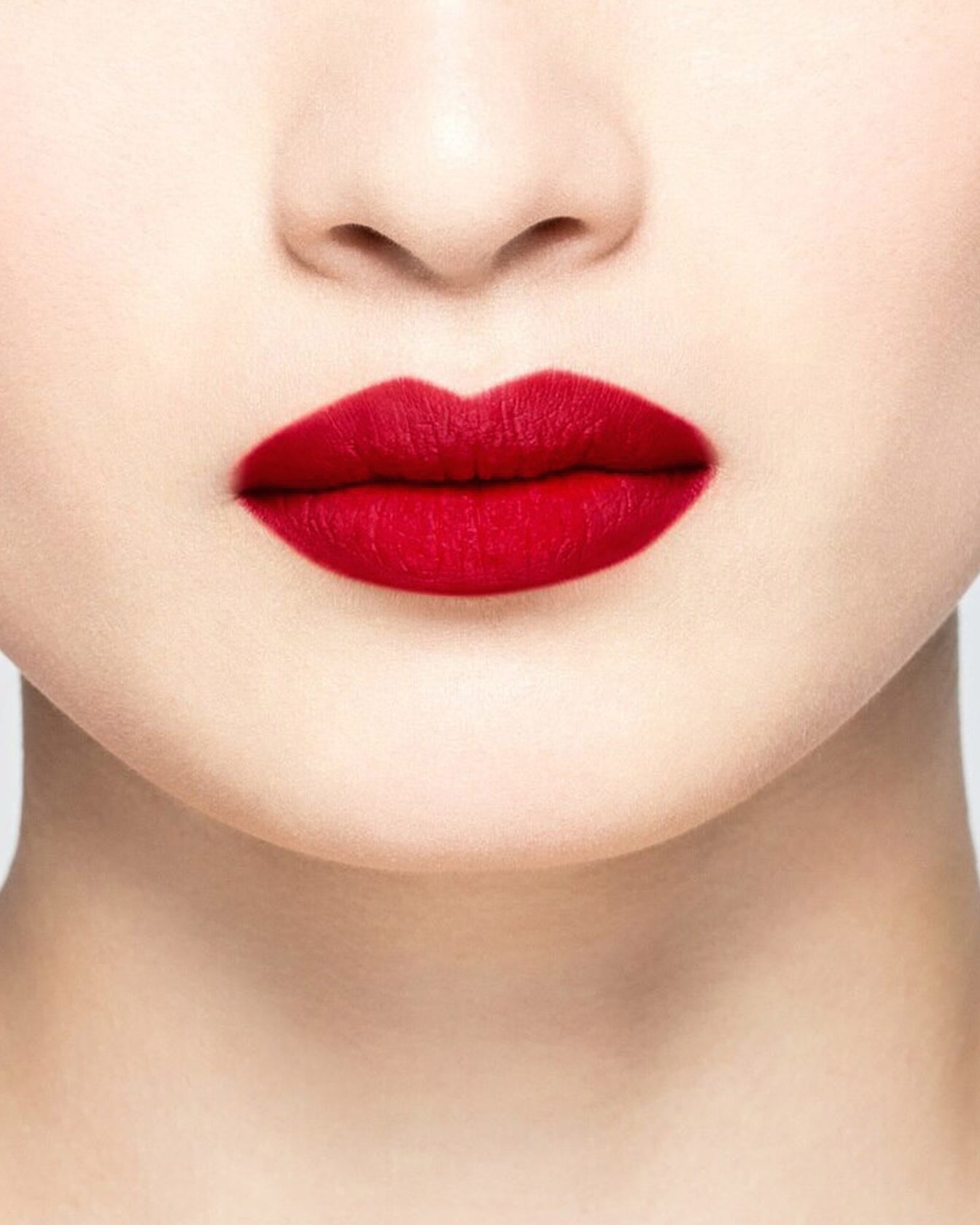 Rouge à lèvres La Bouche Rouge Paris couleur rosie 11, texture crémeuse et fini brillant, visible en gros plan.