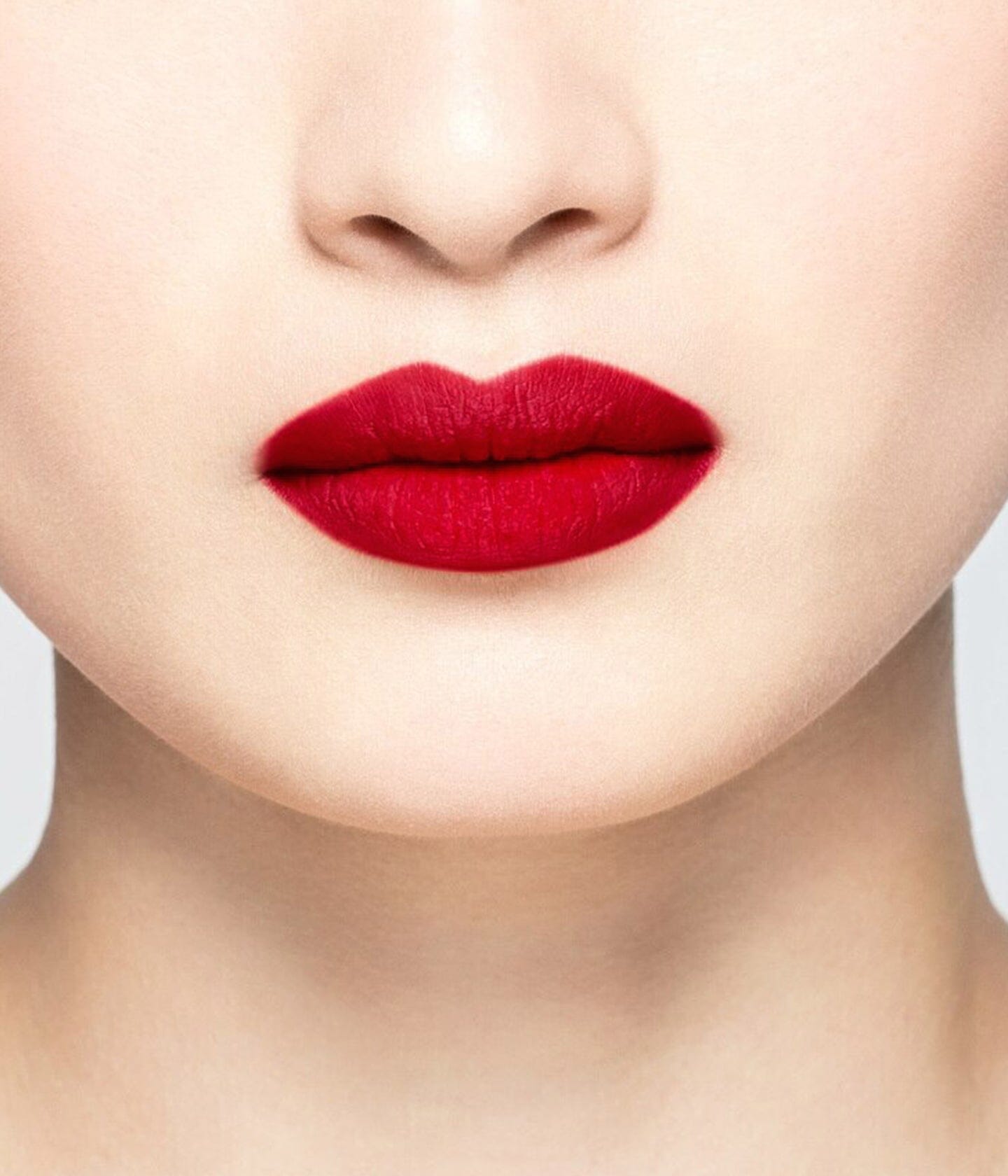 Rouge à lèvres La Bouche Rouge Paris couleur rosie 11, texture crémeuse et fini brillant, visible en gros plan.