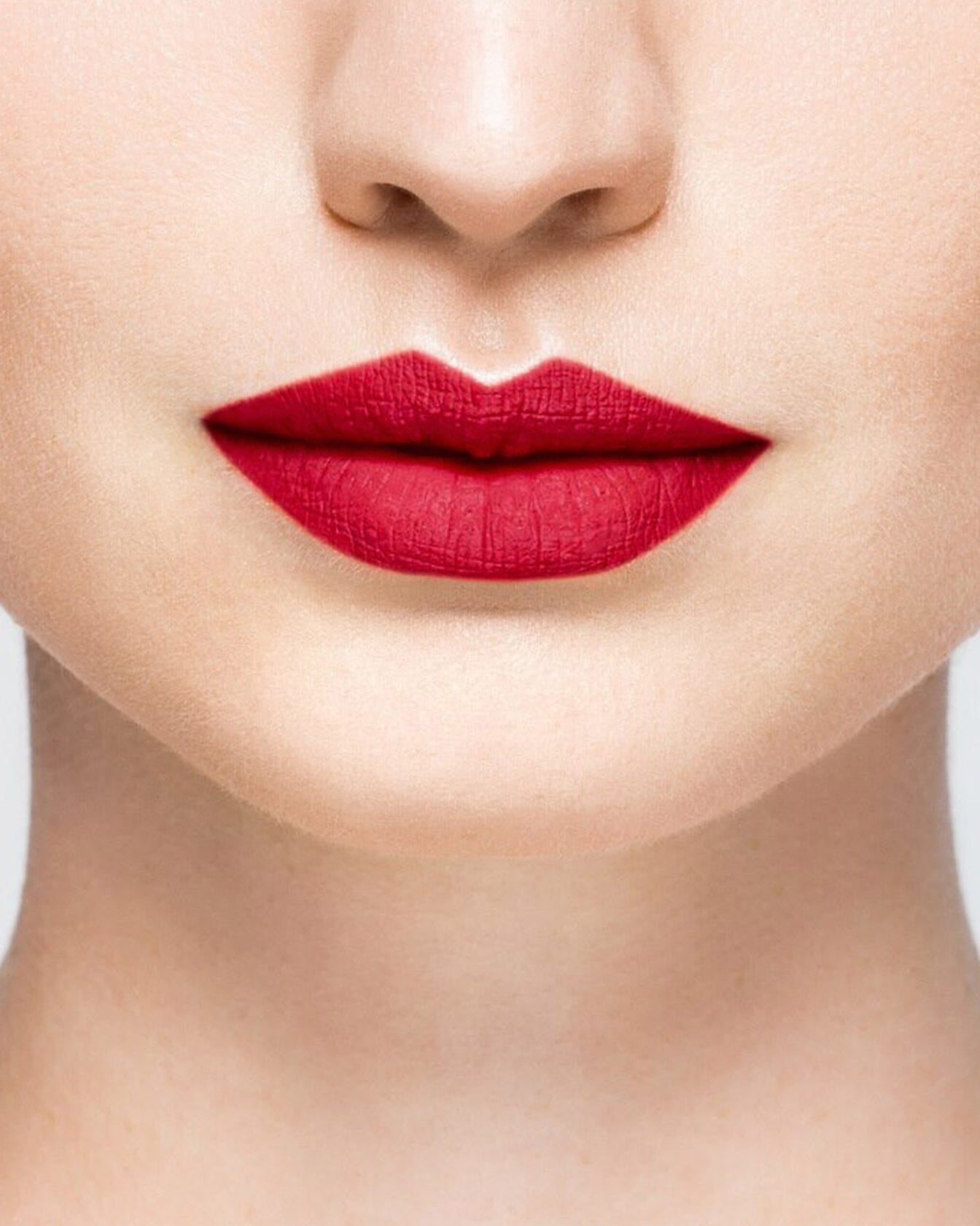 Rouge à lèvres rouge rosie La Bouche Rouge Paris dans un tube élégant, vue de face.