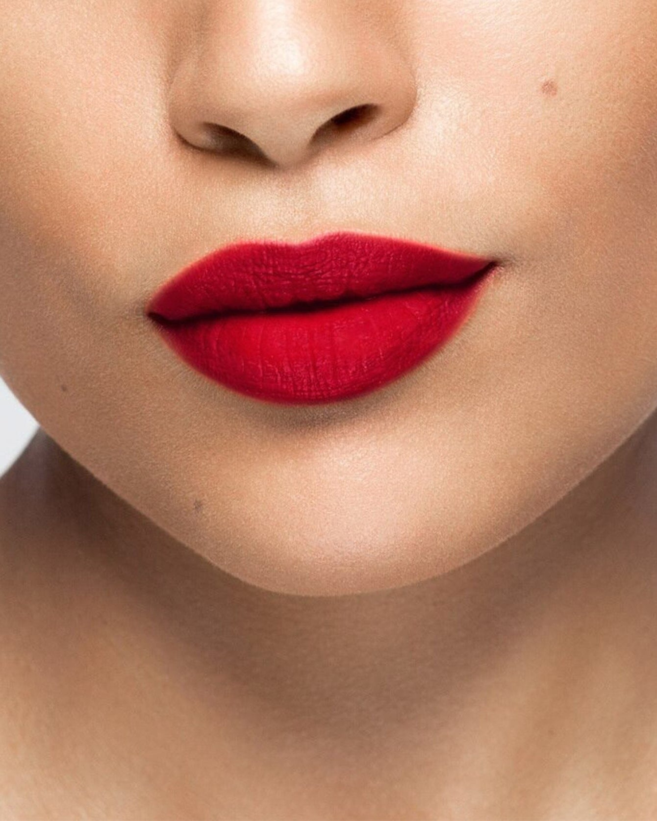Rouge à lèvres rouge La Bouche Rouge Paris dans son emballage élégant, mettant en valeur la couleur vibrante et la texture du produit.