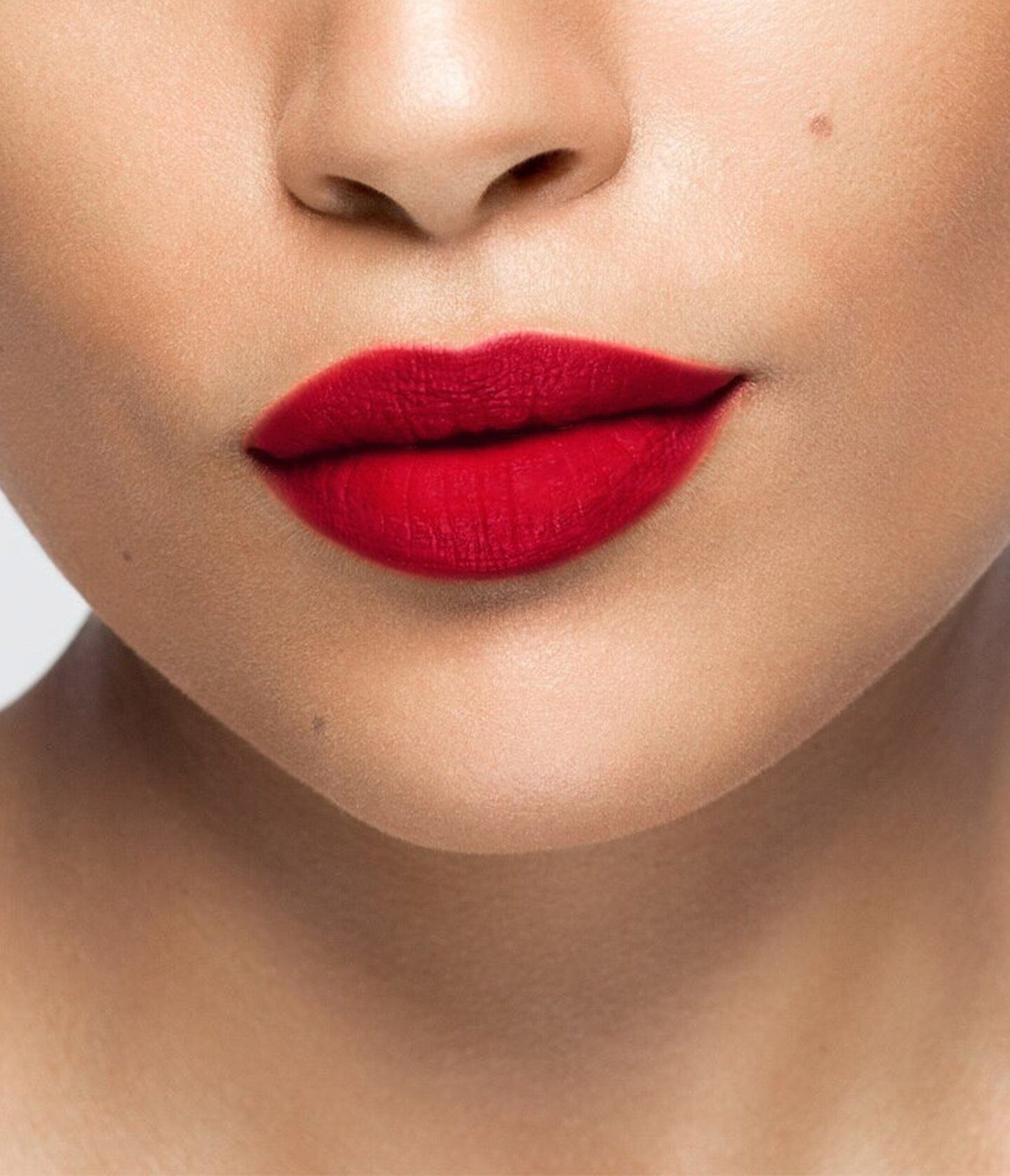 Rouge à lèvres rouge La Bouche Rouge Paris dans son emballage élégant, mettant en valeur la couleur vibrante et la texture du produit.