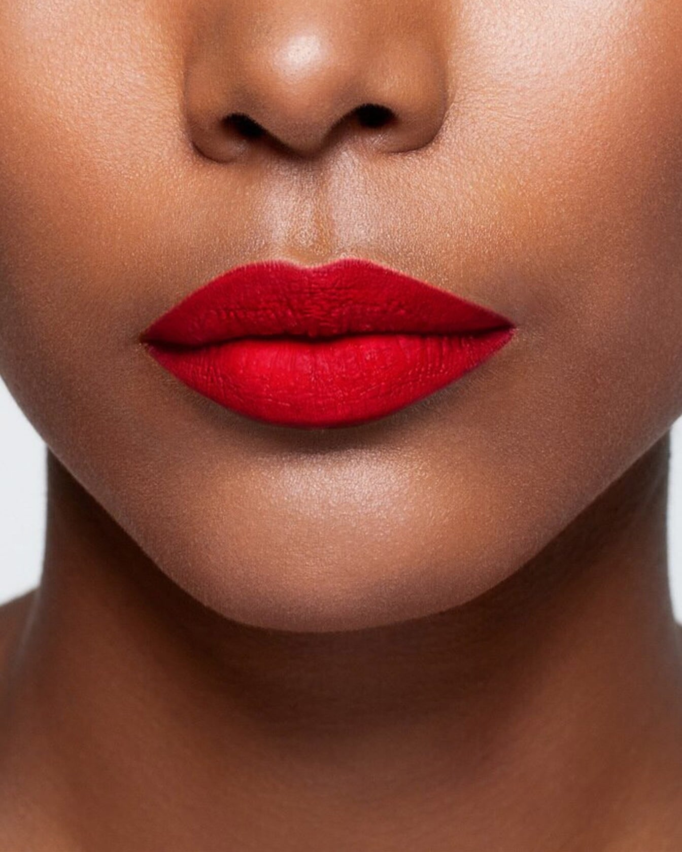 Rouge à lèvres La Bouche Rouge Paris couleur rosie, en tube élégant, avec fini brillant et texture crémeuse.