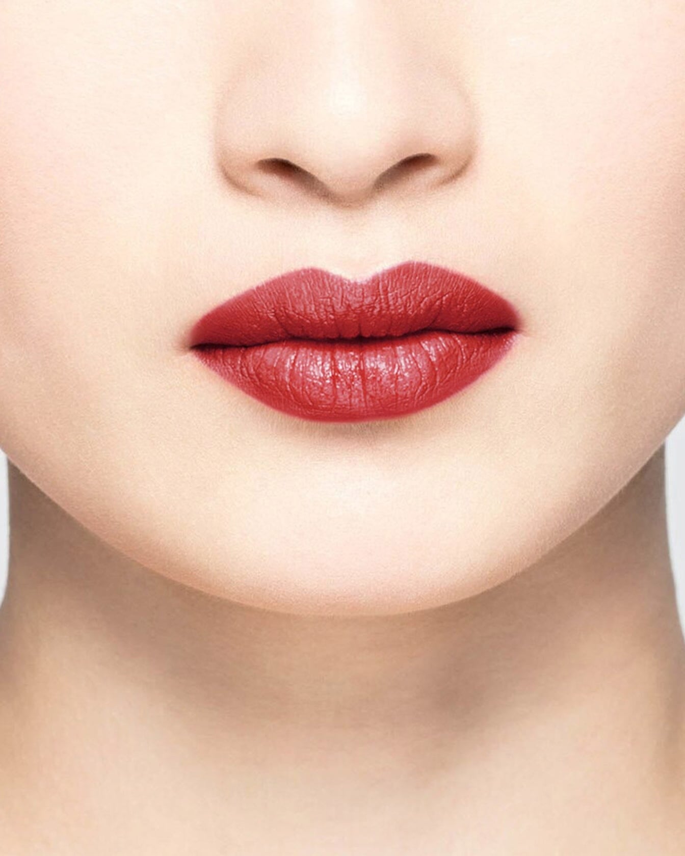 Rouge à lèvres La Bouche Rouge Paris dans un tube élégant, couleur rouge vif, posé sur un fond neutre.