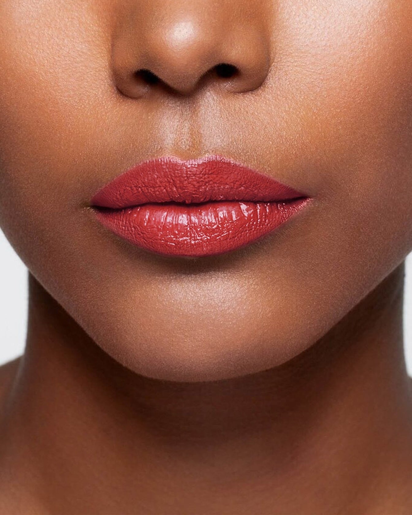 Rouge à lèvres La Bouche Rouge Paris, teinte naturelle, dans un emballage élégant, visible en gros plan.