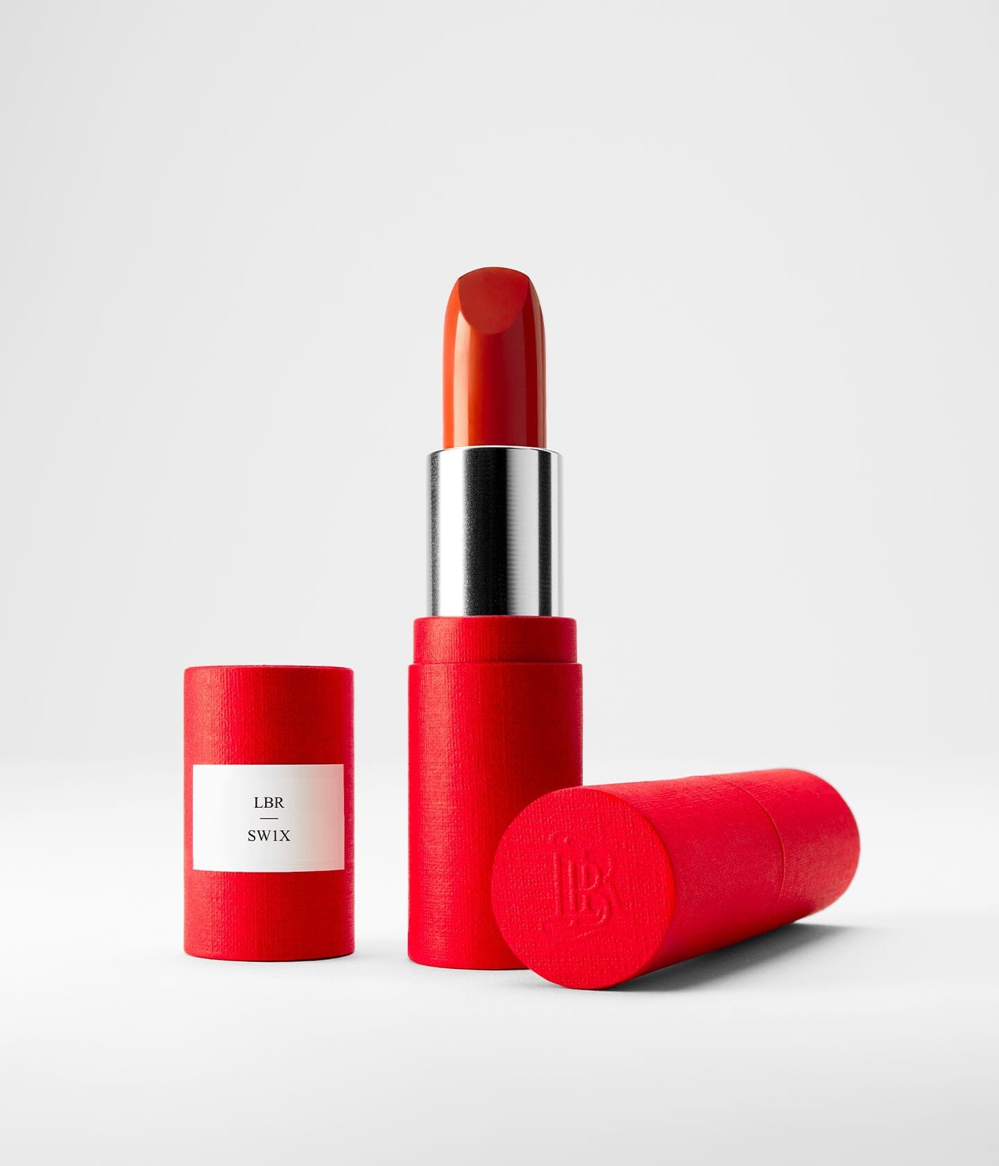 Rouge à lèvres La Bouche Rouge Paris en recharge, montrant la texture et la couleur rouge élégante dans un emballage sophistiqué