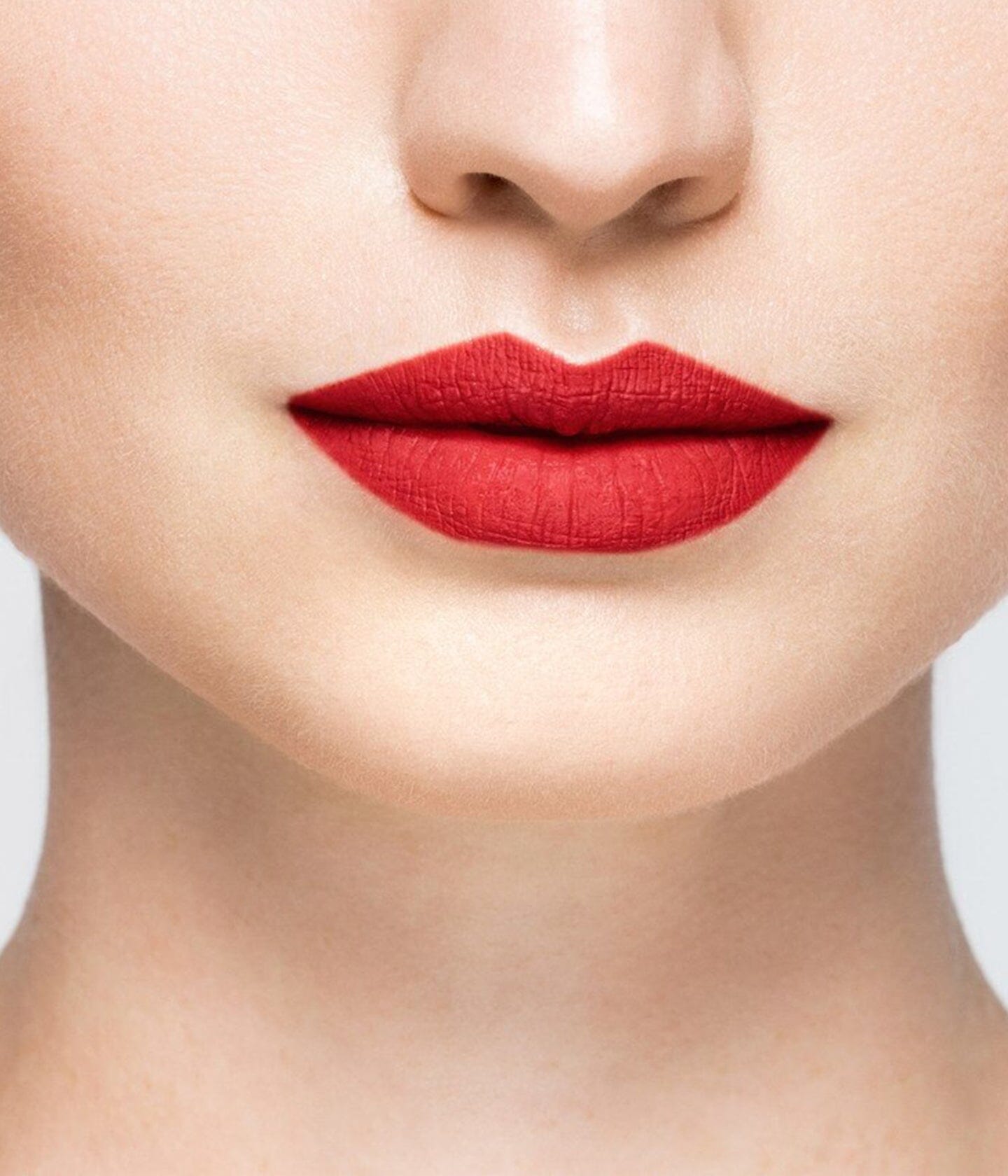 Rouge à lèvres matte La Bouche Rouge Paris, en tube élégant, avec une finition veloutée et une couleur riche.