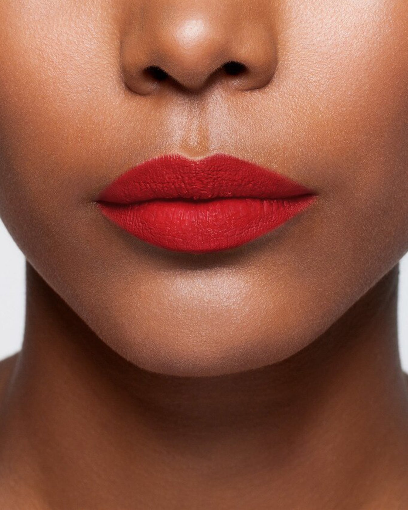 Rouge à lèvres La Bouche Rouge Paris Self Service Matte Skin 41 dans un tube élégant avec fini mat naturel.