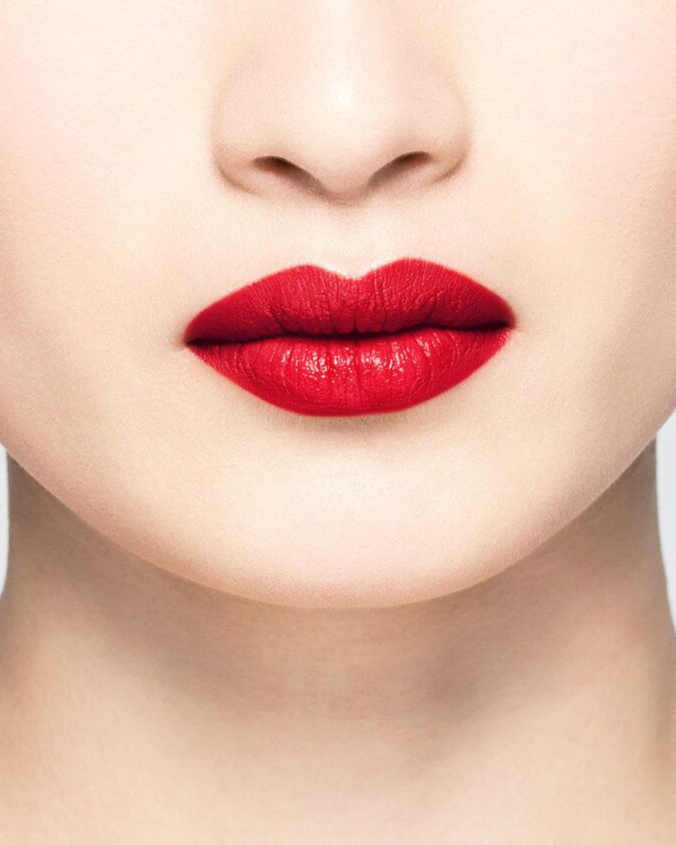 Rouge à lèvres La Bouche Rouge Paris en satin, mettant en valeur la texture douce et la couleur riche du produit.