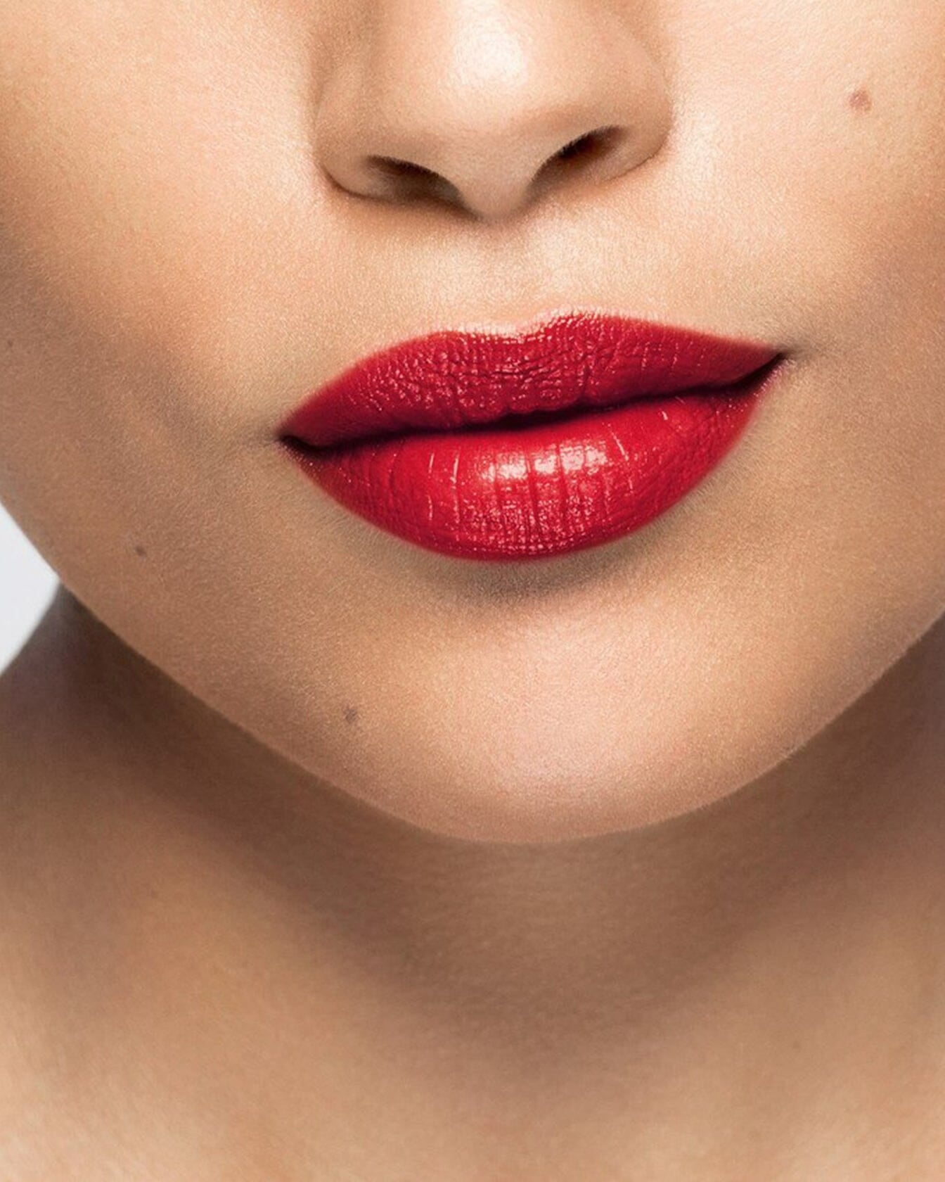 Rouge à lèvres La Bouche Rouge Paris en satin, couleur nude, visible dans un tube élégant sur fond neutre.