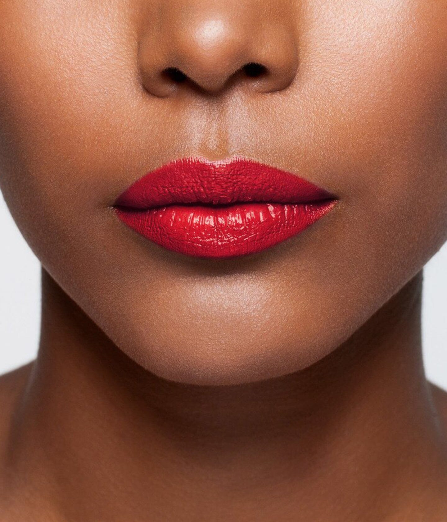 Rouge à lèvres La Bouche Rouge Paris, fini satin, appliqué sur les lèvres, couleur rouge élégante et sophistiquée.