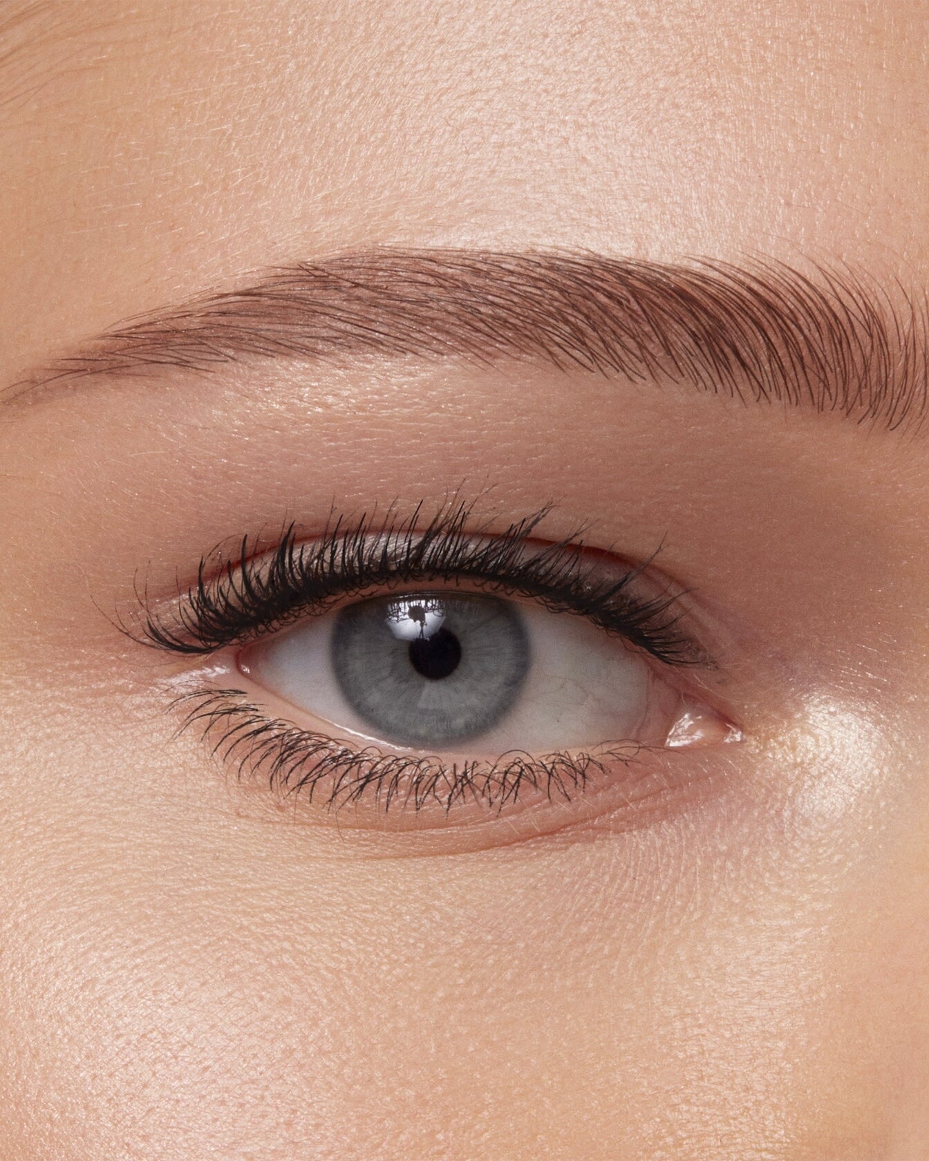 Sérum sourcils La Bouche Rouge Paris, flacon élégant avec applicateur, destiné à renforcer et densifier les sourcils.
