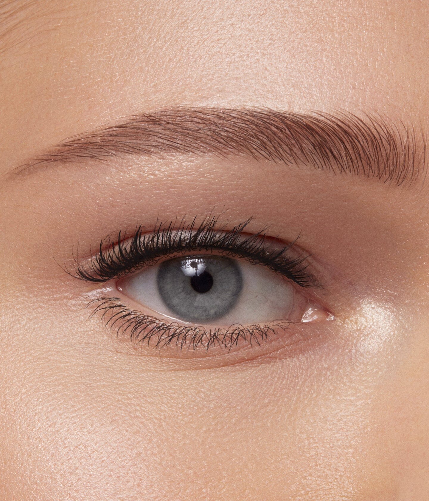 Sérum sourcils La Bouche Rouge Paris, flacon élégant avec applicateur, destiné à renforcer et densifier les sourcils.